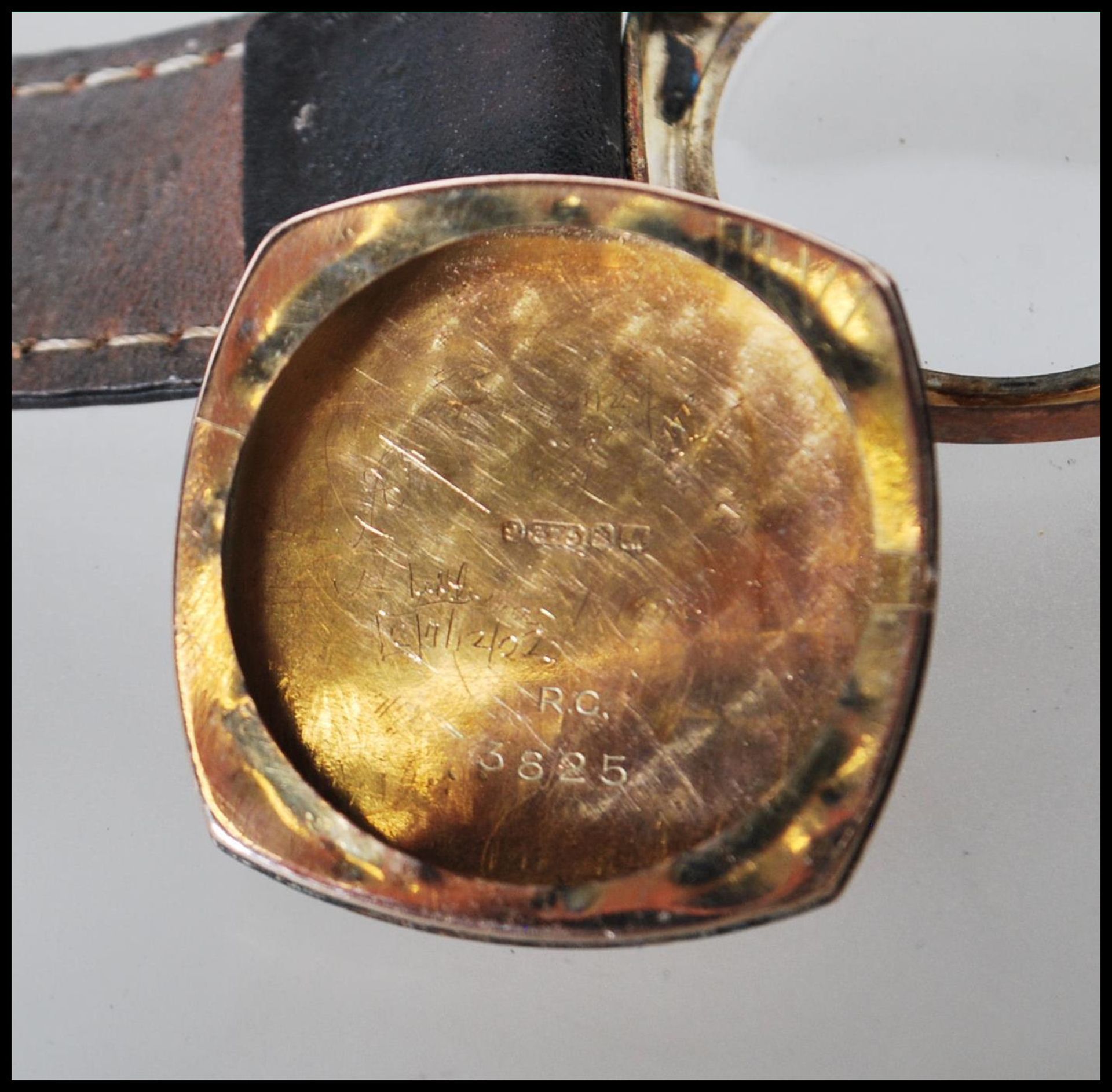 A hallmarked 9ct gold 15 jewel Accurist gents wrist watch set to a leather watch bracelet. The watch - Image 6 of 6