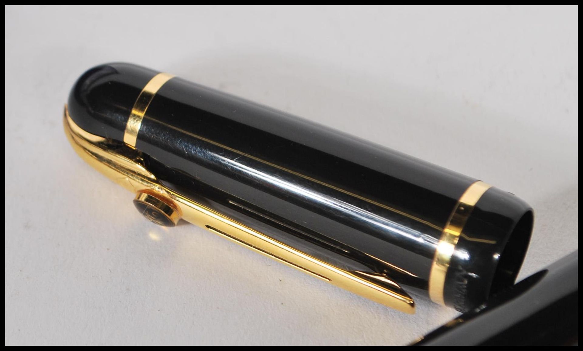 A cased Waterman ballpoint pen, the lidded pen having a black finish with gilt metal detailing in - Bild 4 aus 7