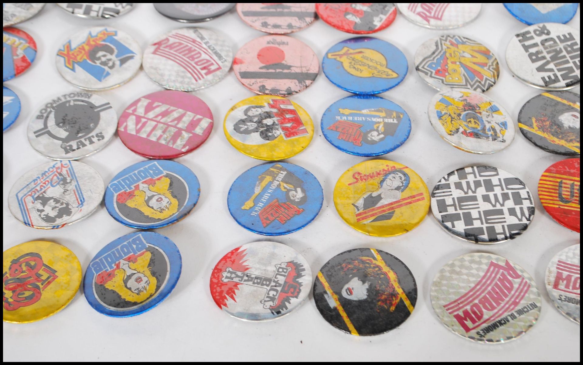 A collection of music related pin badges to includ - Bild 5 aus 6