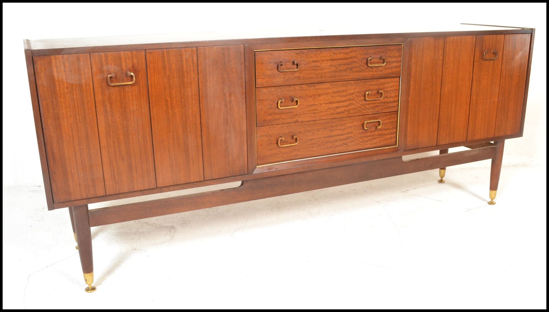 A mid 20th Century teak wood sideboard / credenza, by Ernst Gomme for G-Plan central bank of three - Bild 4 aus 10