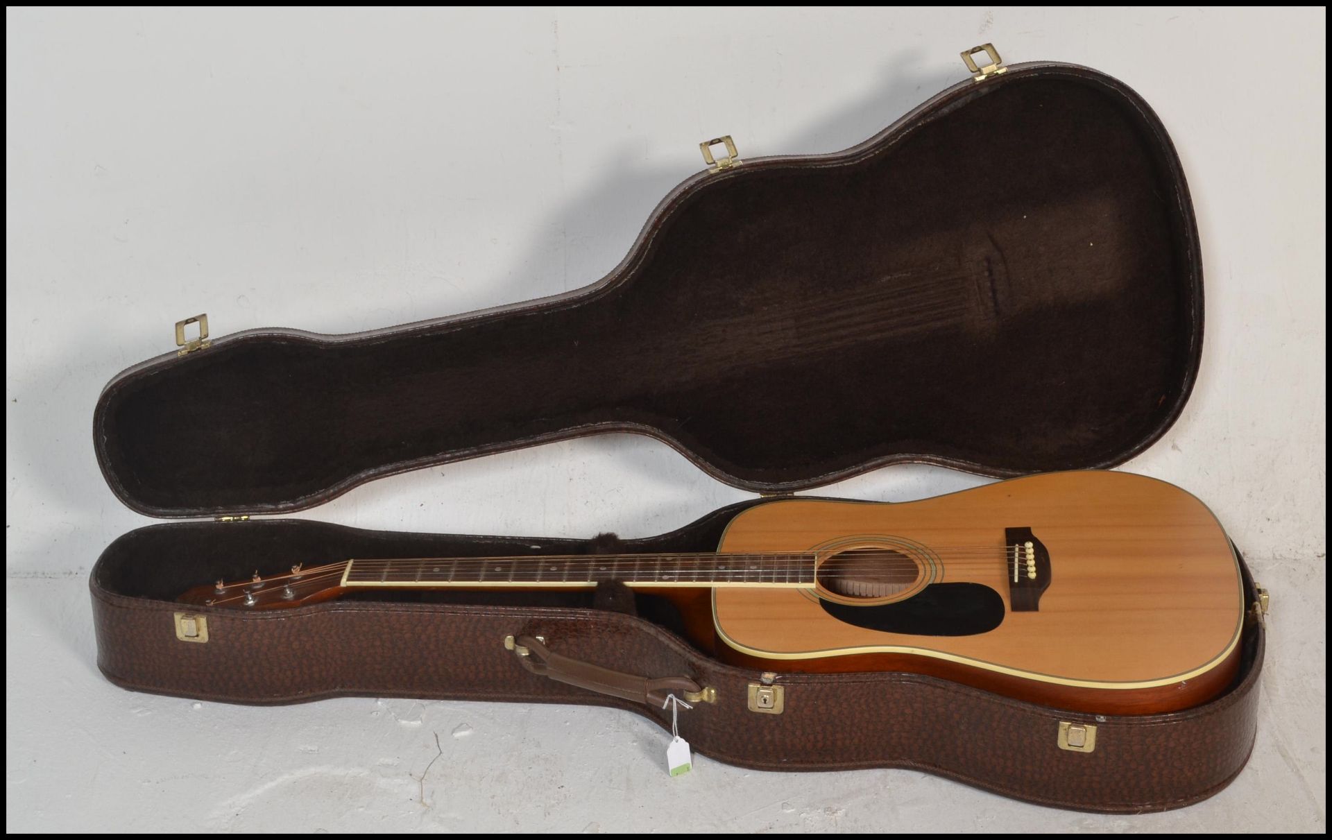 A 20th Century left handed six string acoustic gui - Bild 16 aus 16