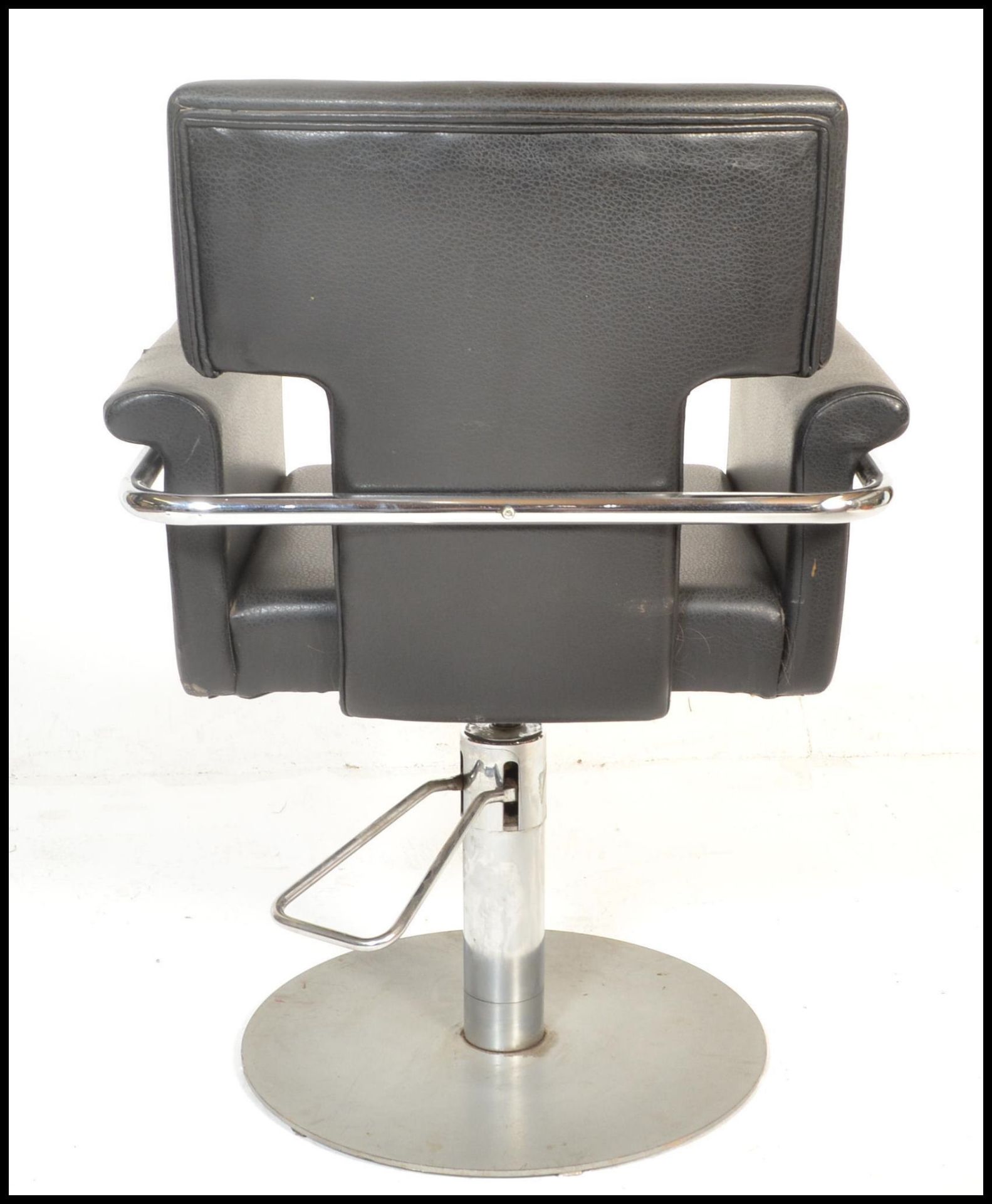 A pair of 20th Century barber chairs, the adjustable seats and backrests upholstered in faux black - Bild 4 aus 5