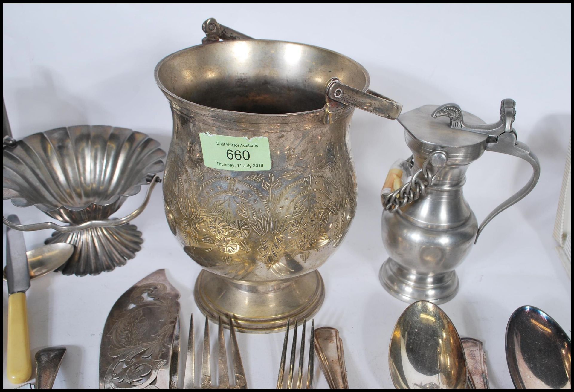 A collection of silver plate and pewter cutlery and table wear to include a good selection of - Bild 9 aus 11