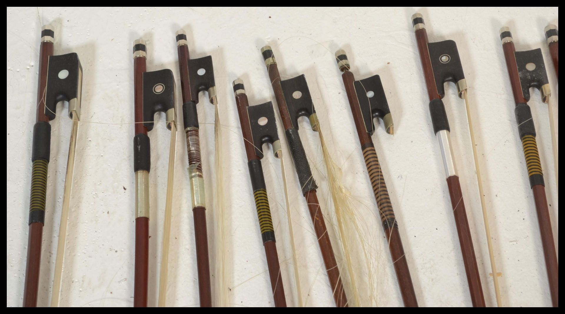 A collection of 20th Century violin bows, most bow - Bild 4 aus 5