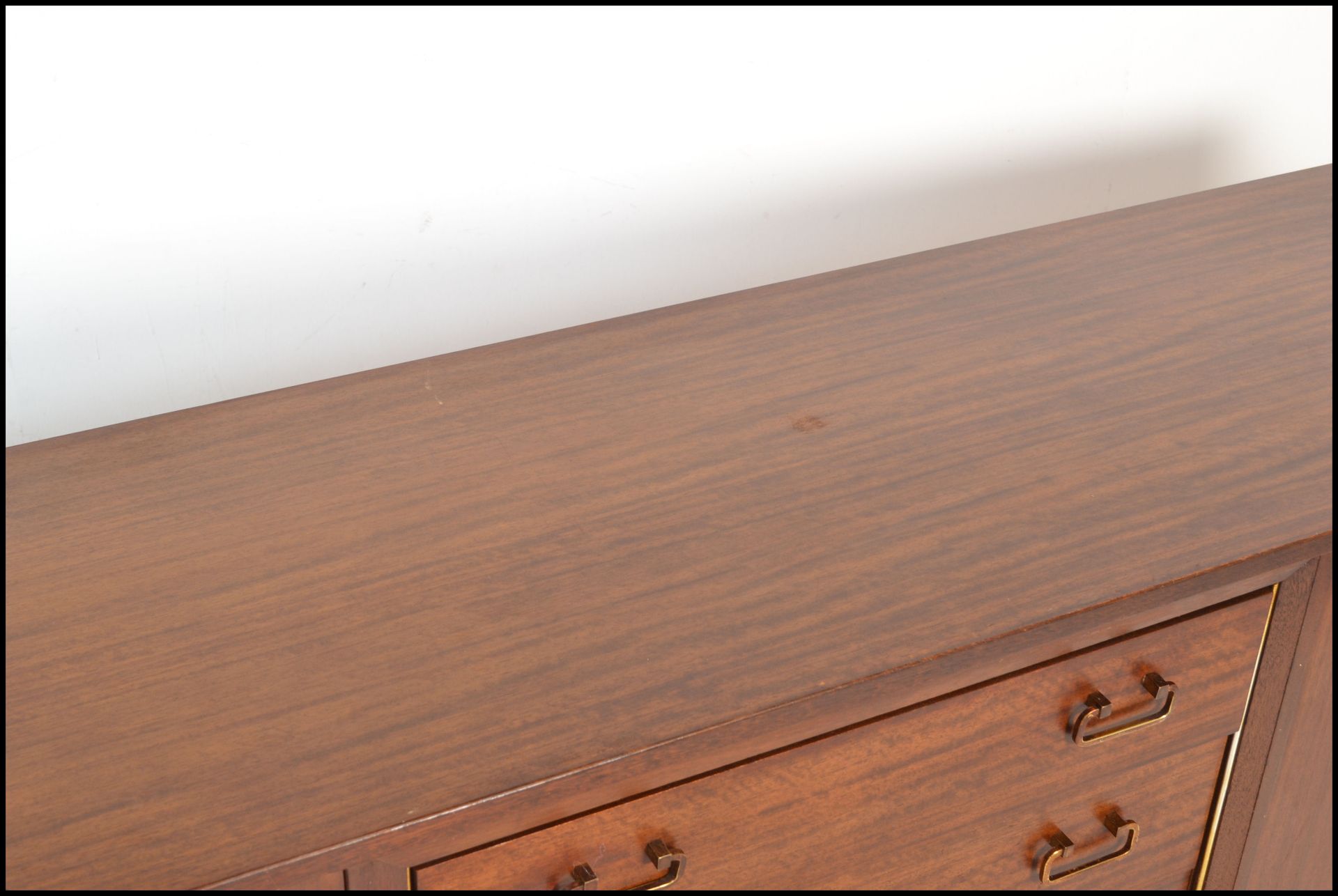 A mid 20th Century teak wood sideboard / credenza, by Ernst Gomme for G-Plan central bank of three - Bild 6 aus 10