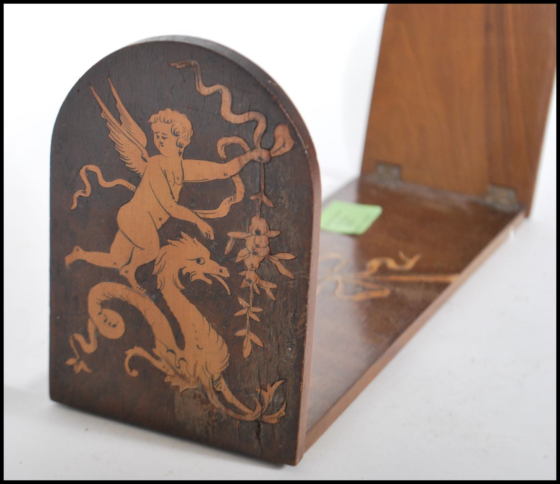 A Sorrento marquetry book slide / stand having two curved folding leaves with inlaid cherub and - Bild 2 aus 6