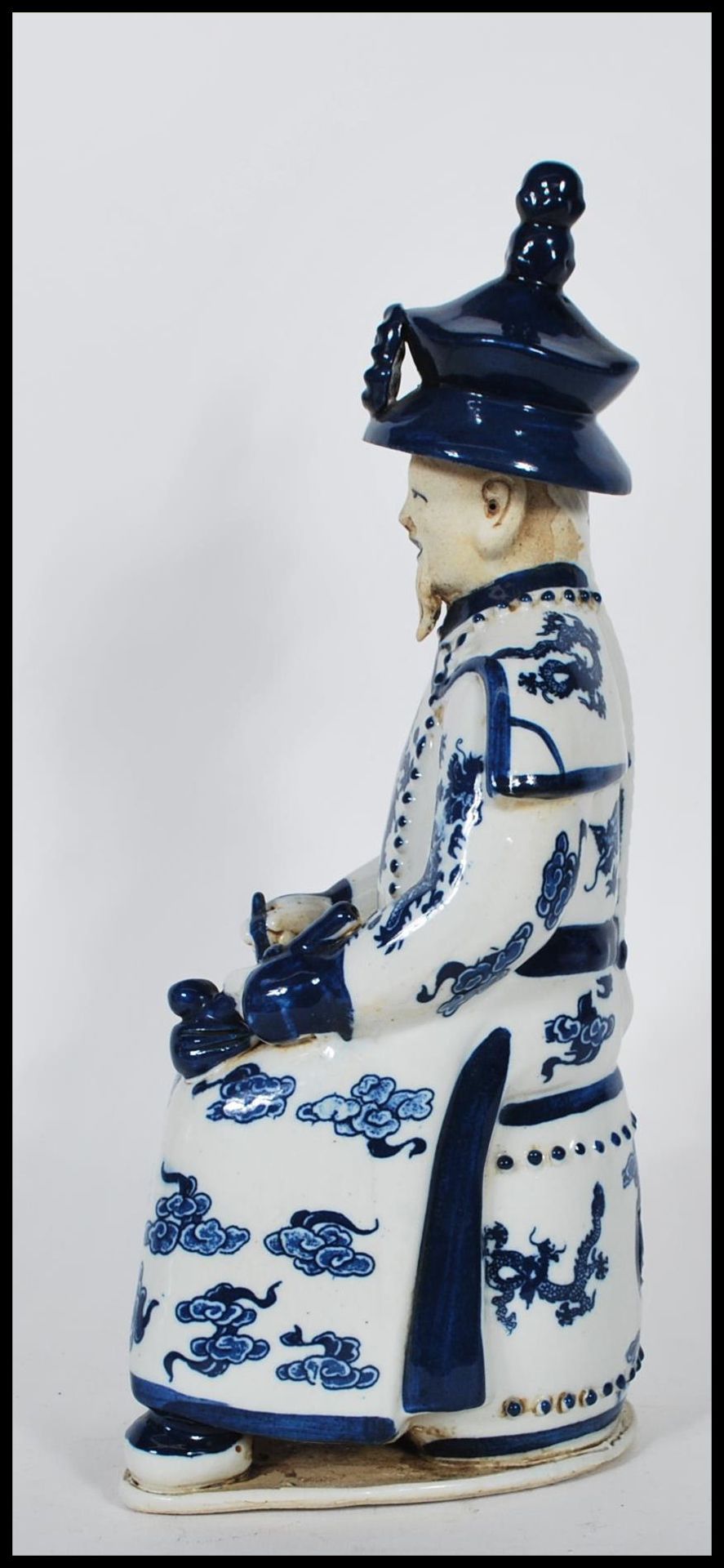 A Chinese blue and white glazed ceramic figurine o - Bild 4 aus 5