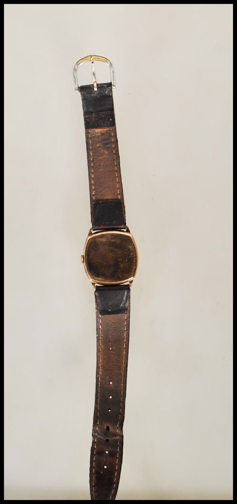 A hallmarked 9ct gold 15 jewel Accurist gents wrist watch set to a leather watch bracelet. The watch - Image 2 of 6