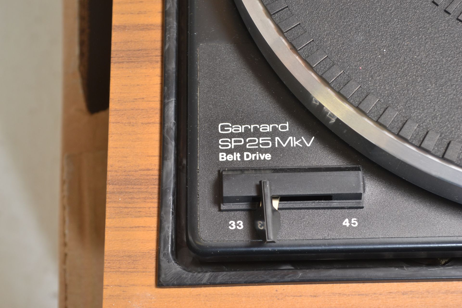 A vintage 20th Century teak cased Garrard belt drive SP 25 MK V, teak case with smoked perspex lid. - Bild 2 aus 5
