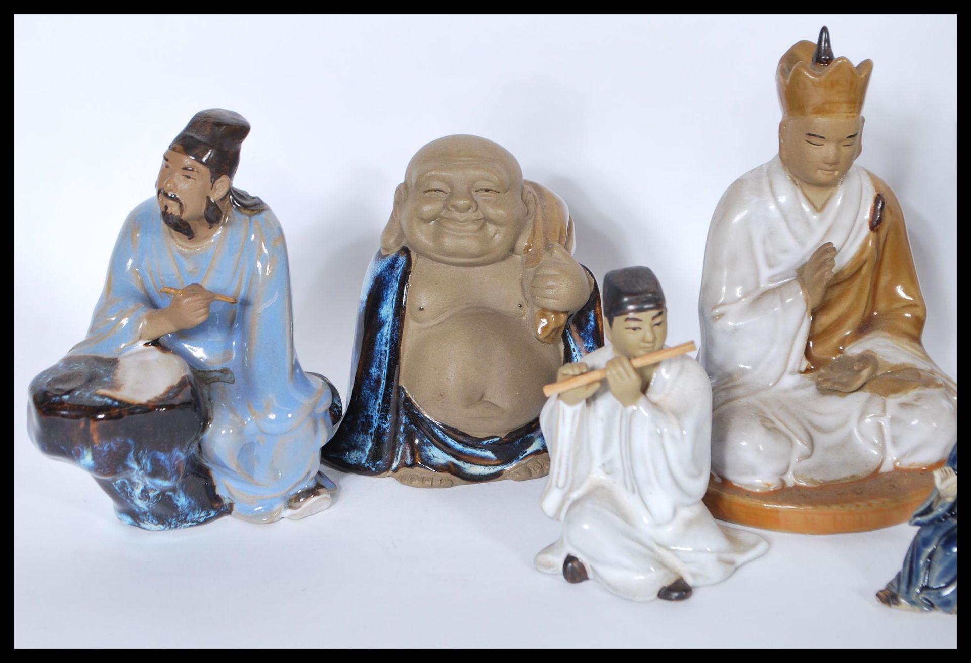 A group of Chinese figures made of light brown clay with some areas left natural and others - Bild 2 aus 7