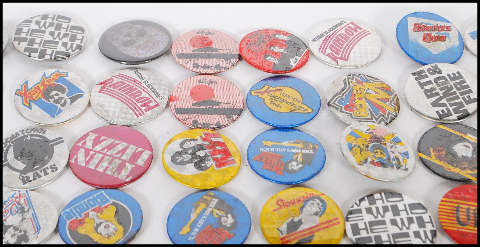 A collection of music related pin badges to includ - Bild 4 aus 6