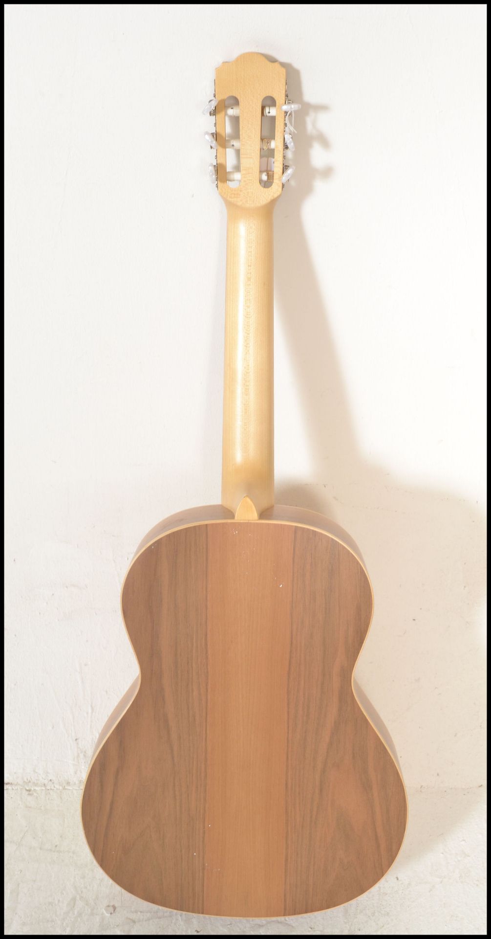 Hokada- An acoustic six string guitar having solid spruce top laminated back & sides to the shaped - Bild 5 aus 5