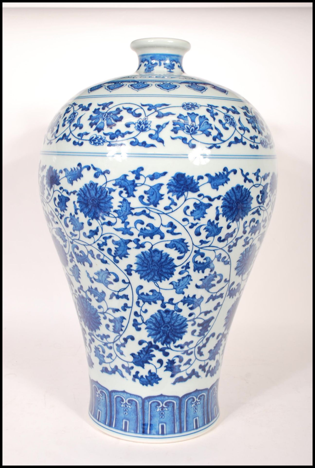 A large Chinese Kangxi blue and white baluster vase decorated with scenes of peony flowers with - Bild 2 aus 4