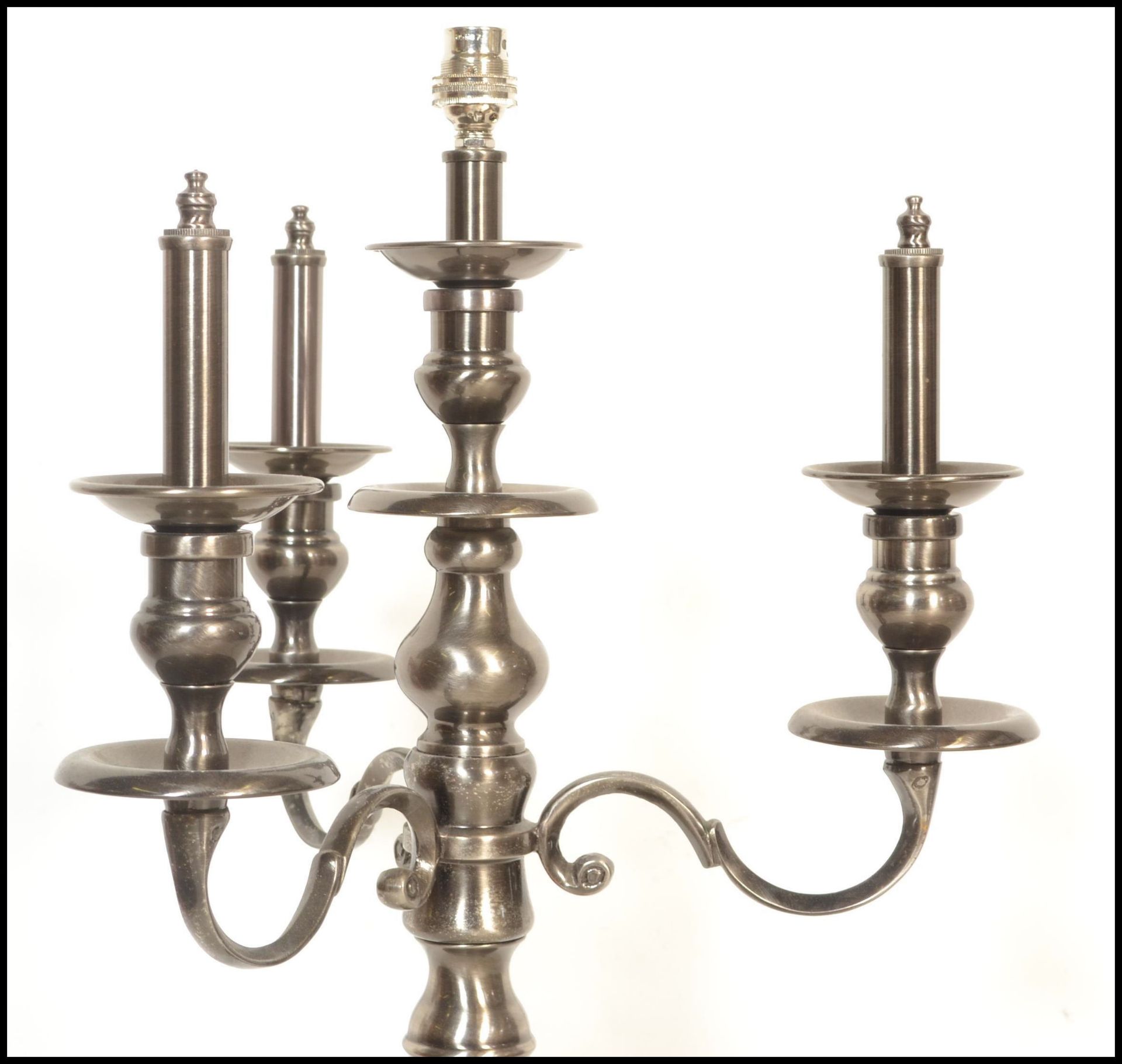 A pair of matching contemporary Georgian revival electric three branch candelabra, each with urn - Bild 2 aus 3