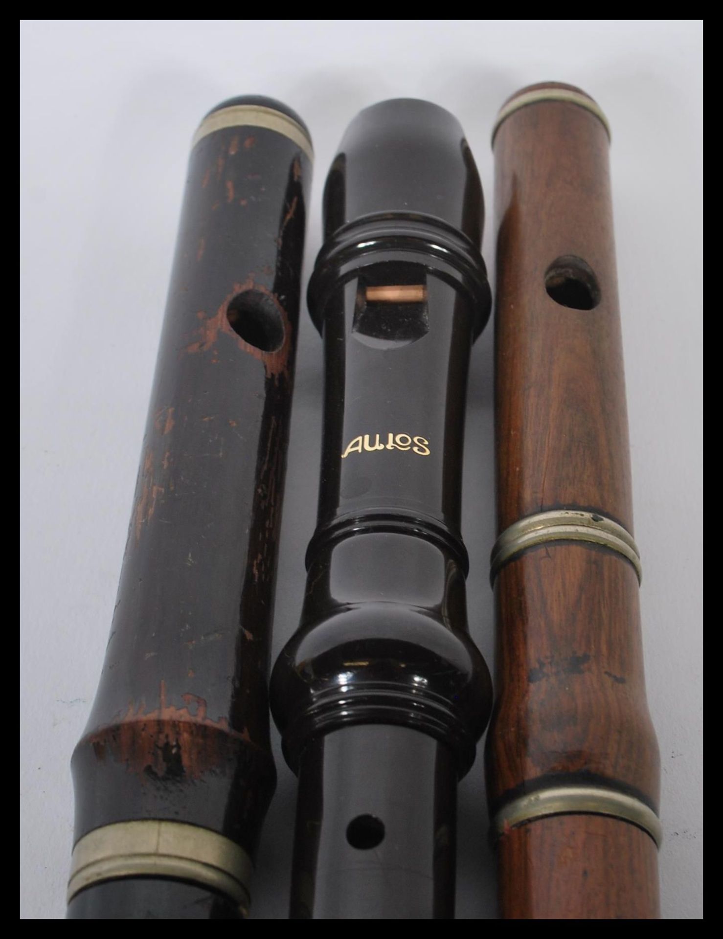 A collection of 3 vintage musical instruments to include 2 wooden mid century Piccolo and an Atlas - Bild 4 aus 4