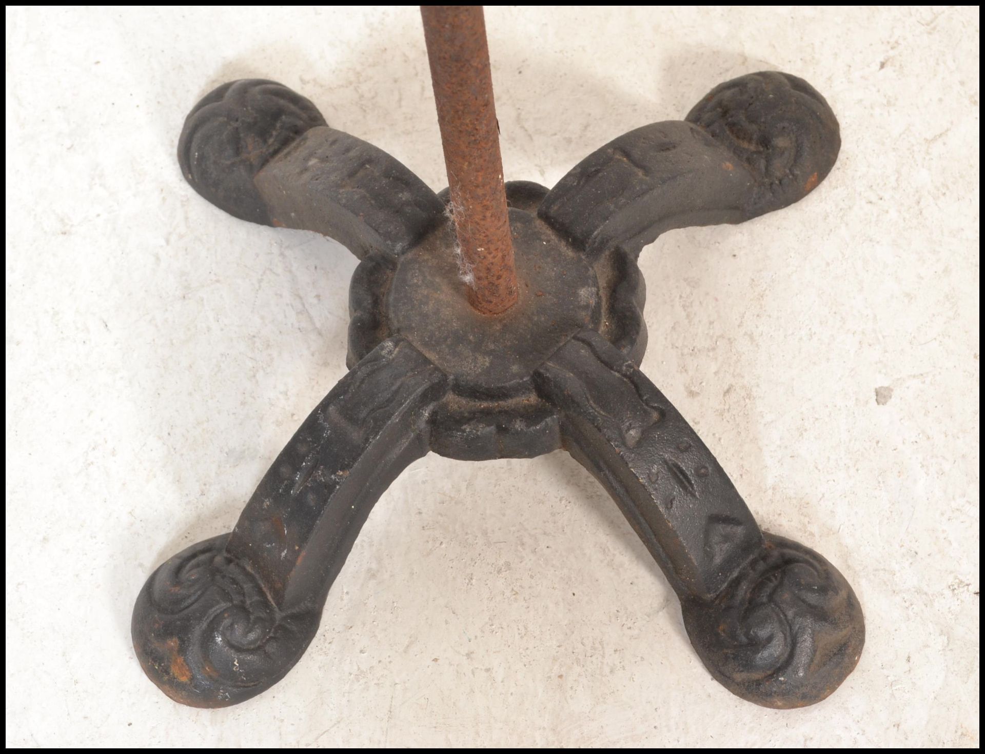 A vintage 20th Century cast iron painted weather vain being floor standing with quadruped weight - Image 4 of 4