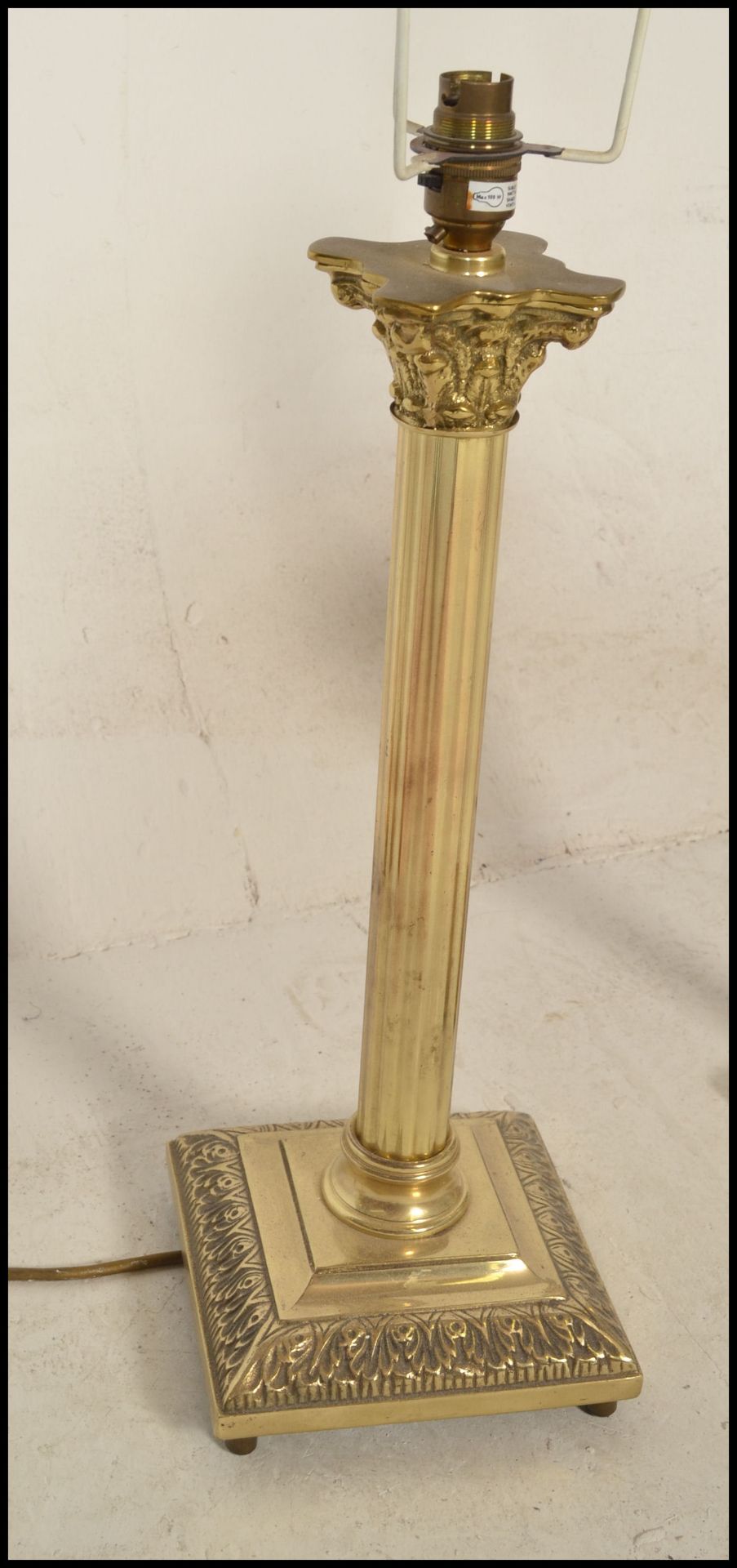 A pair of reeded column table lamps being of brass construction with neo classical doric columns - Bild 3 aus 4