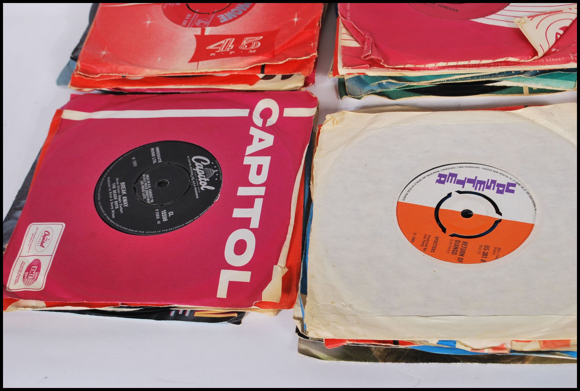 A collection of 45rpm vinyl 7" records by various artists and genres to include The Beatles, Get - Bild 5 aus 9