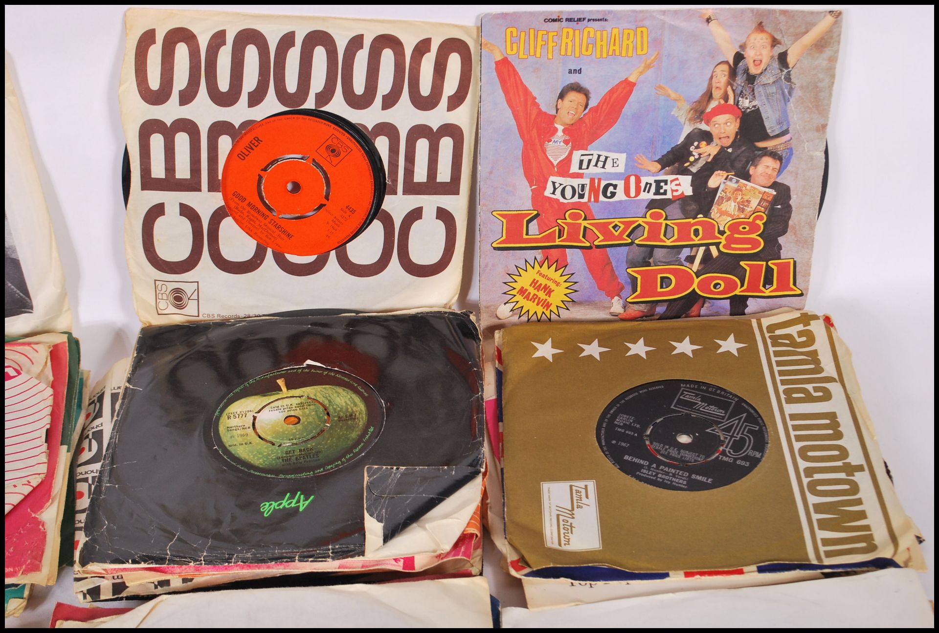 A collection of 45rpm vinyl 7" records by various artists and genres to include The Beatles, Get - Bild 3 aus 9