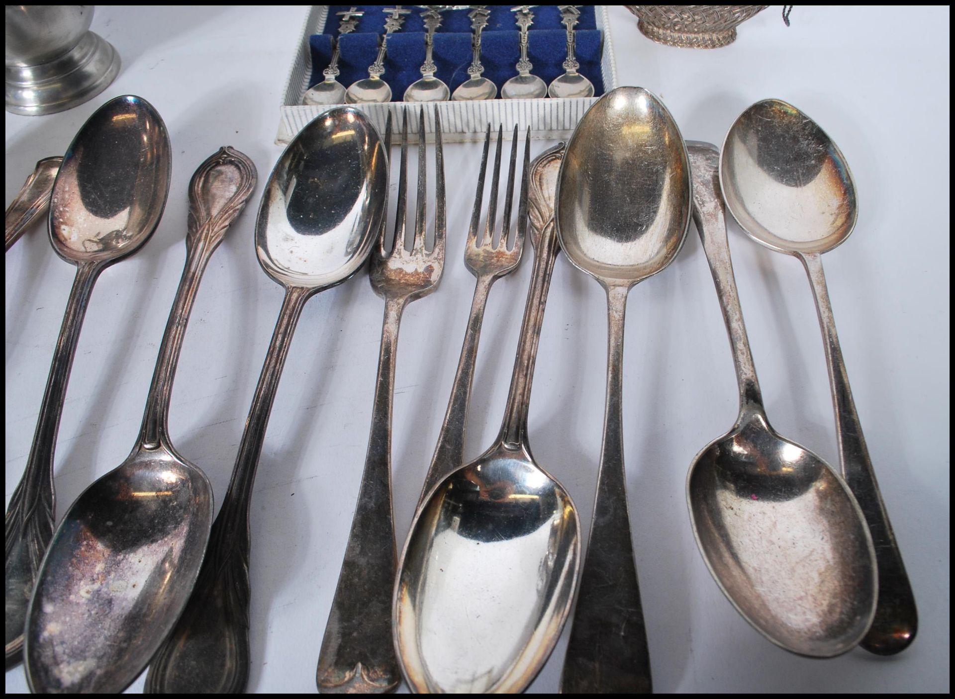 A collection of silver plate and pewter cutlery and table wear to include a good selection of - Bild 6 aus 11