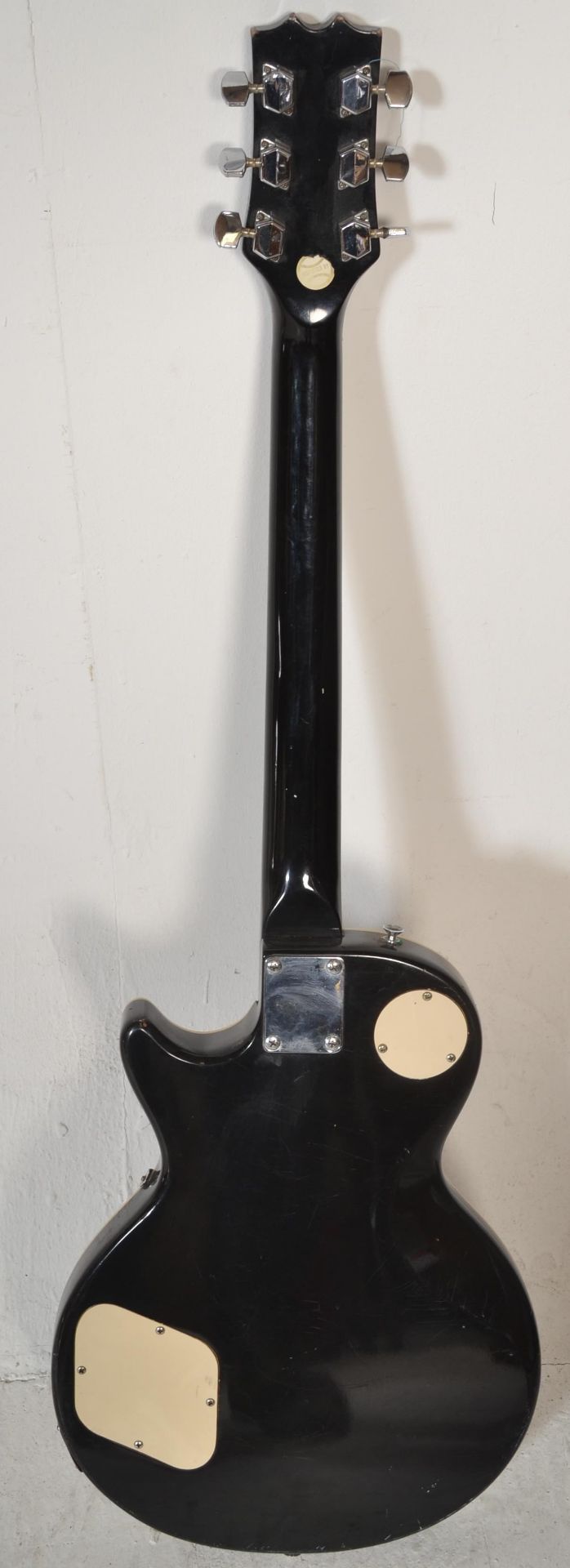 A vintage style  American made Hondo six string electric guitar, having a black body with white - Bild 4 aus 4