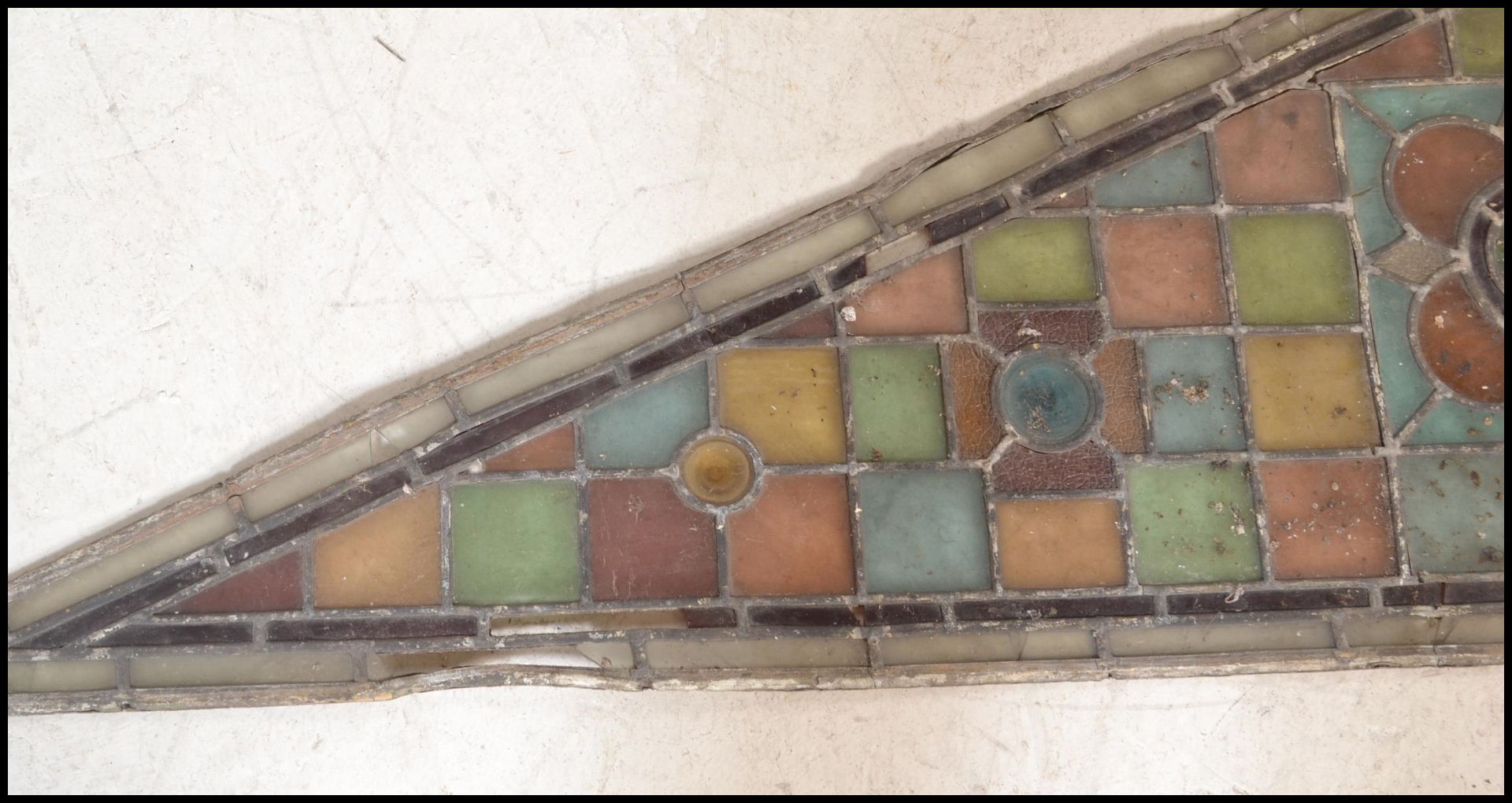 An early 19th Century leaded stained glass Arts and Crafts architectural panel of triangular / - Bild 4 aus 4