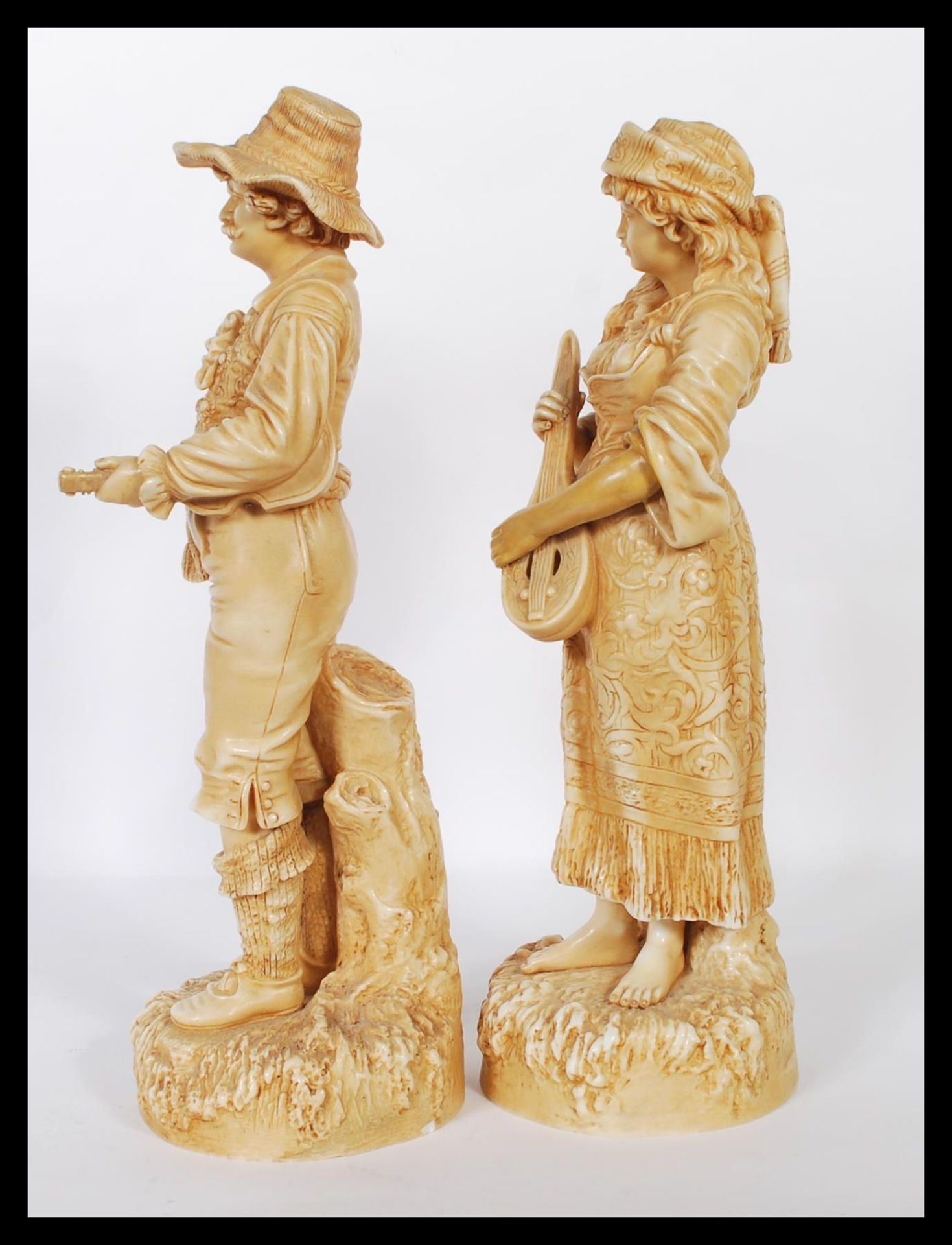 A Pair of 19th century parian Robinson and Leadbeater gypsy musicians identical to those owned by - Bild 4 aus 7