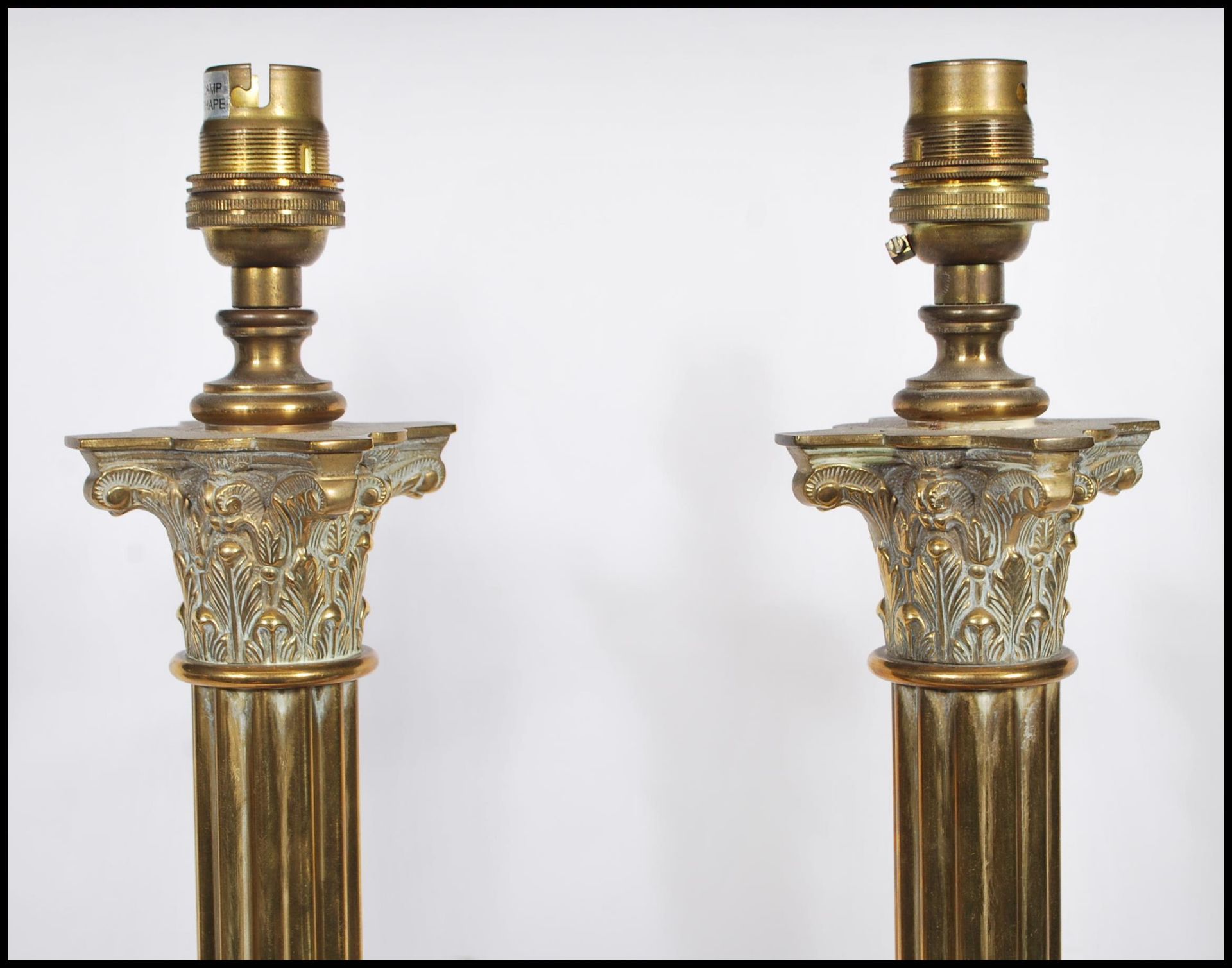 A matching pair of 20th Century brass corinthian column lamps of typical form raised on stepped - Bild 8 aus 8