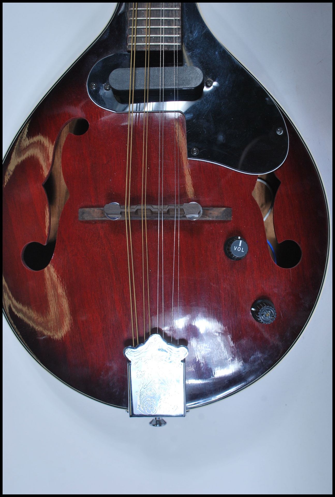 An electric eight string mandolin by Sonata having a shaped dark red body and white borders, with - Bild 4 aus 8