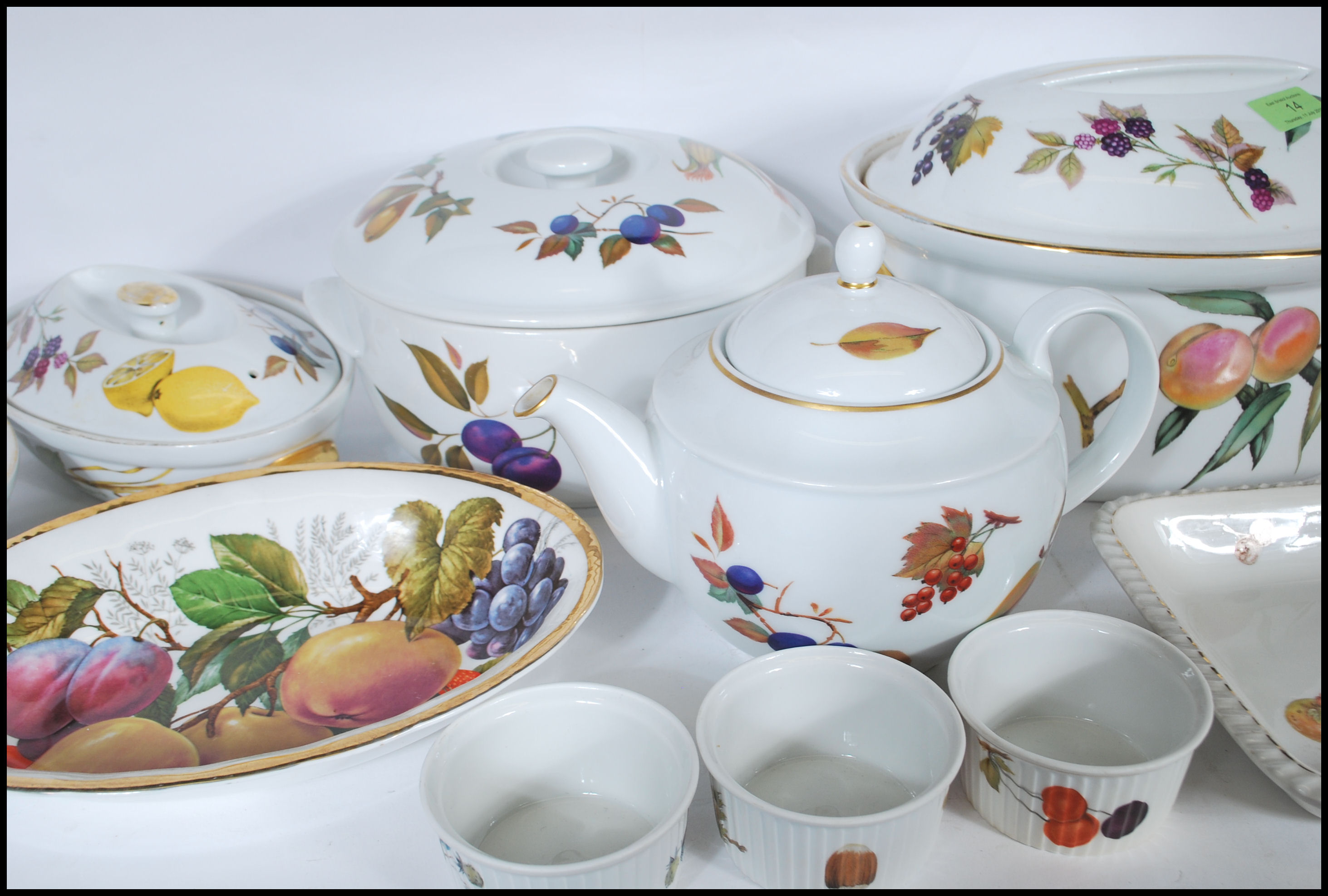 A good collection of Royal Worcester ' Evesham ' pattern ceramics to include teapot, tureens, - Image 2 of 9