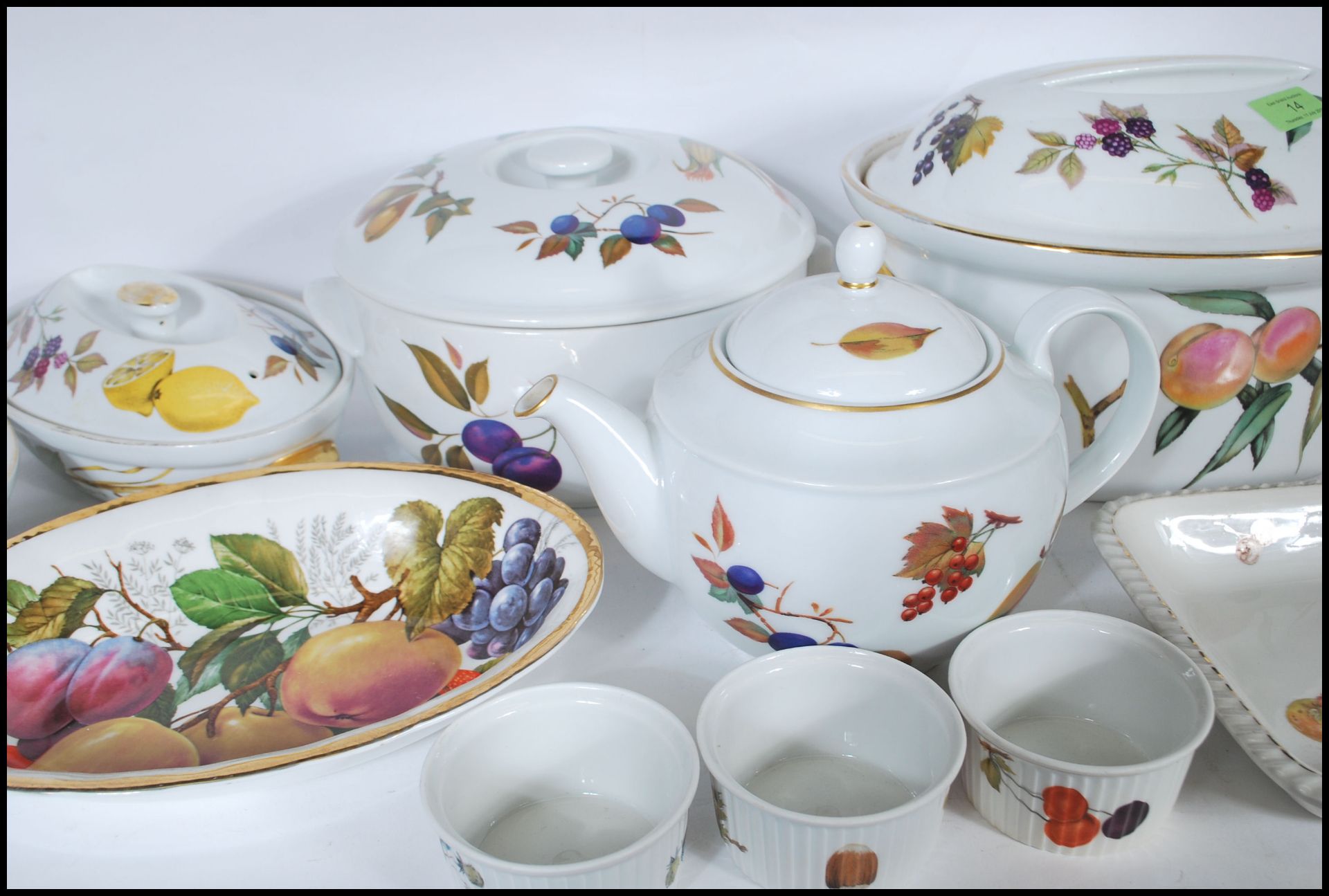 A good collection of Royal Worcester ' Evesham ' pattern ceramics to include teapot, tureens, - Bild 2 aus 9