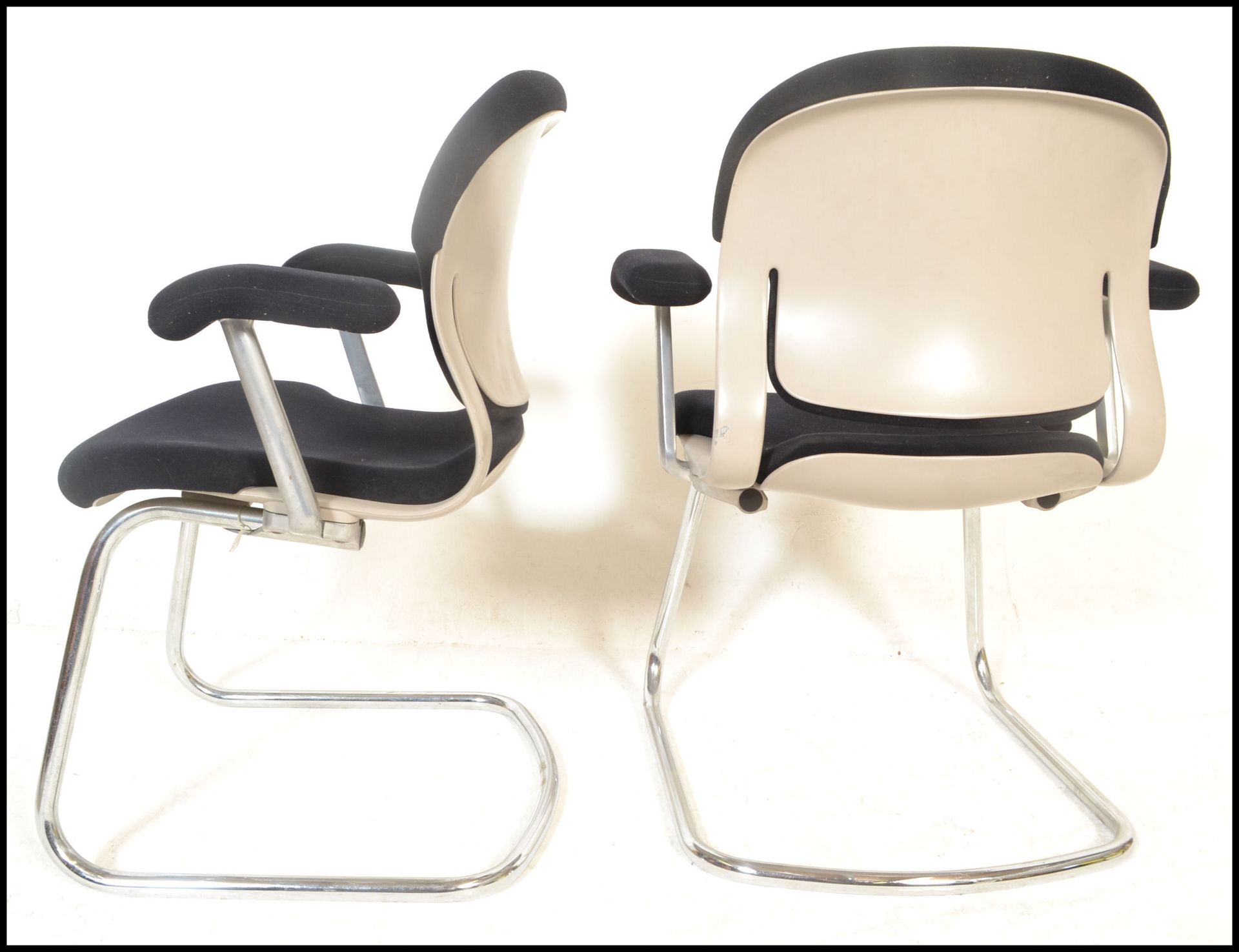 A pair of 20th Century open framed cantilever armchairs, raised on chrome tubular cantilever - Bild 3 aus 6