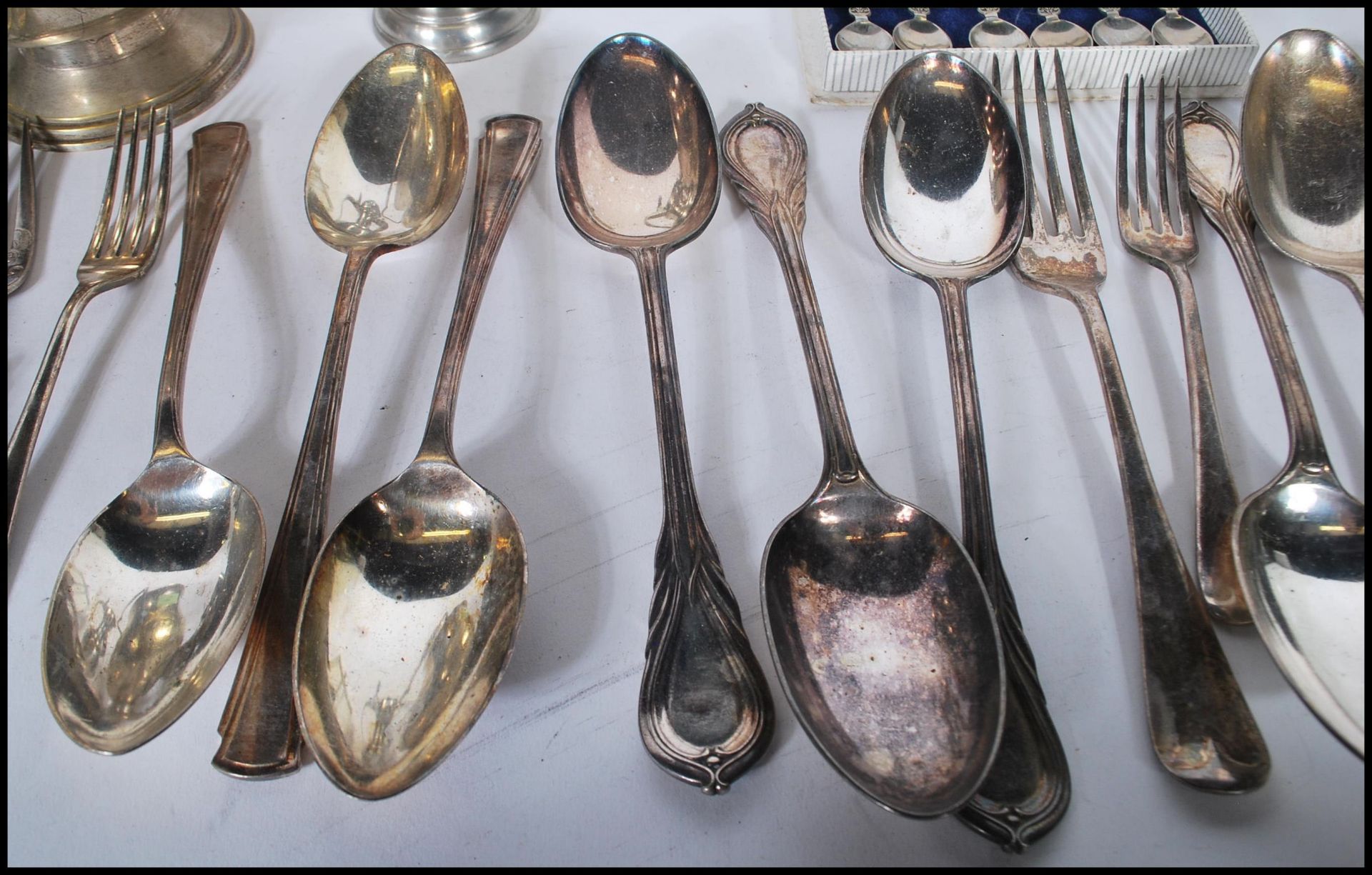 A collection of silver plate and pewter cutlery and table wear to include a good selection of - Bild 5 aus 11