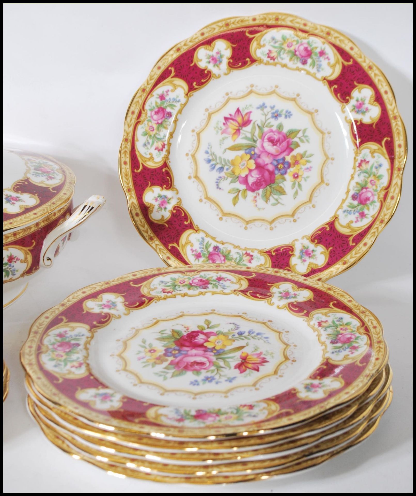 A Royal Albert bone China part dinner service in the Lady Hamilton pattern, comprising soup bowls, - Bild 7 aus 11