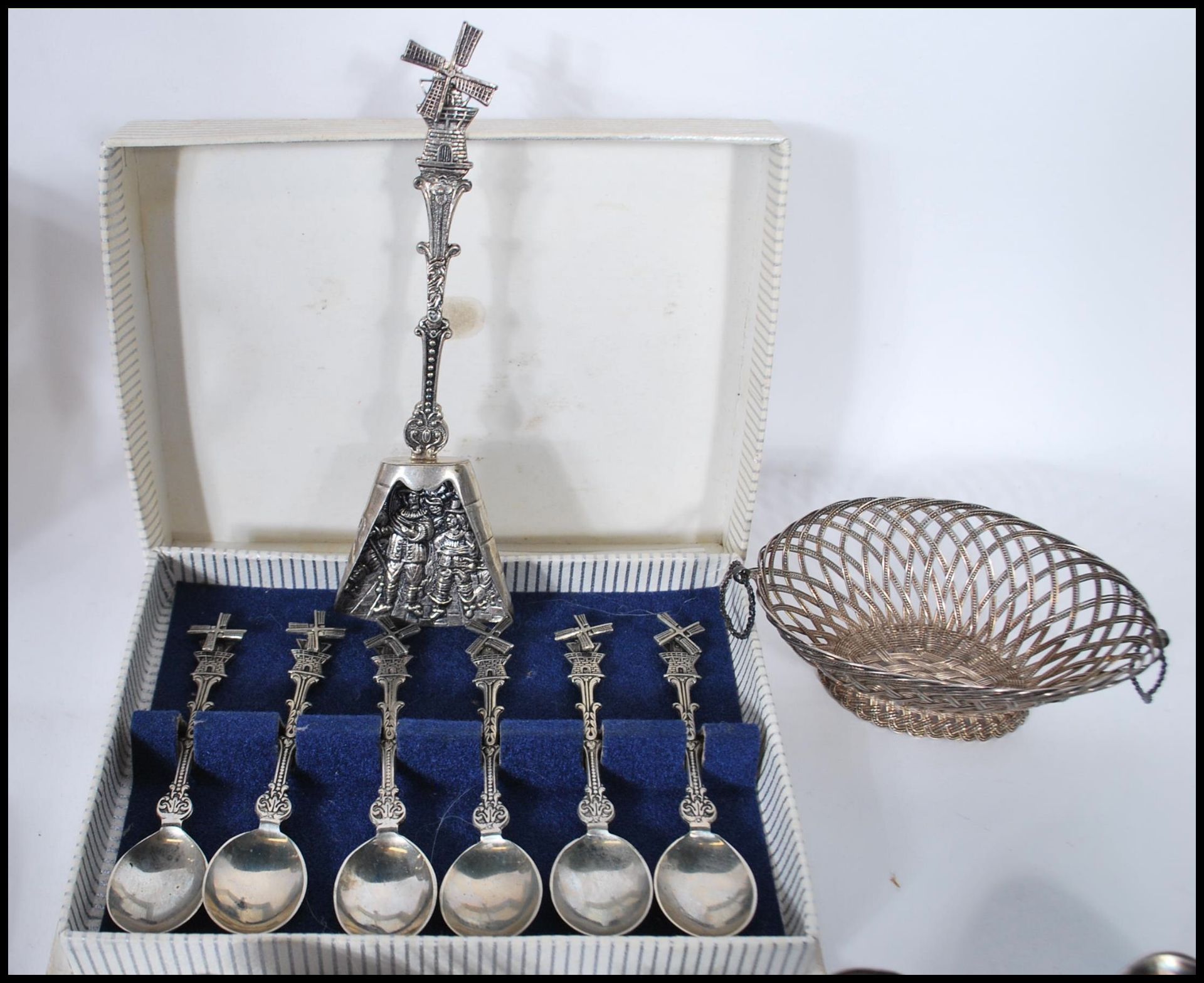 A collection of silver plate and pewter cutlery and table wear to include a good selection of - Bild 7 aus 11
