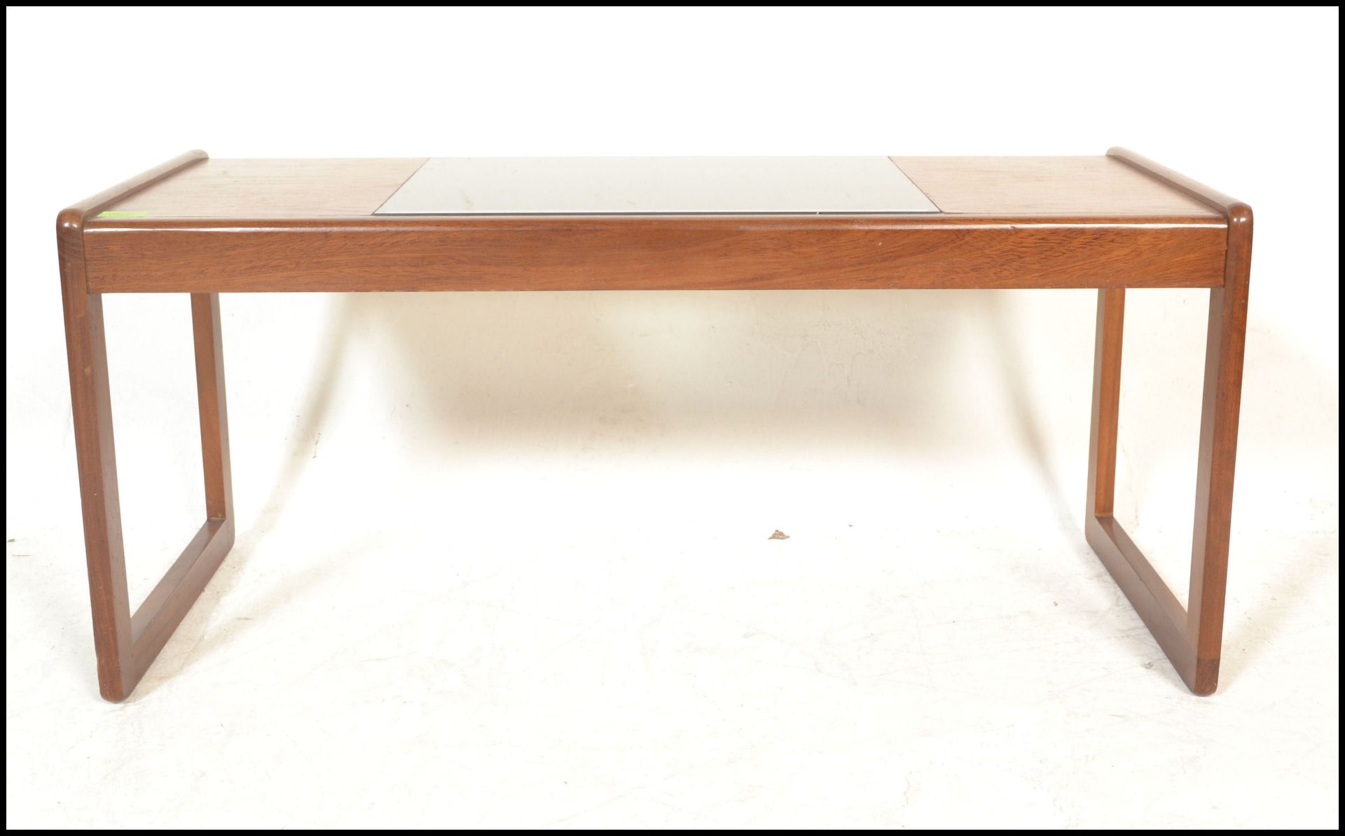 A mid century, Danish influence teak wood coffee rectangular long john coffee table. Raised on - Bild 3 aus 5