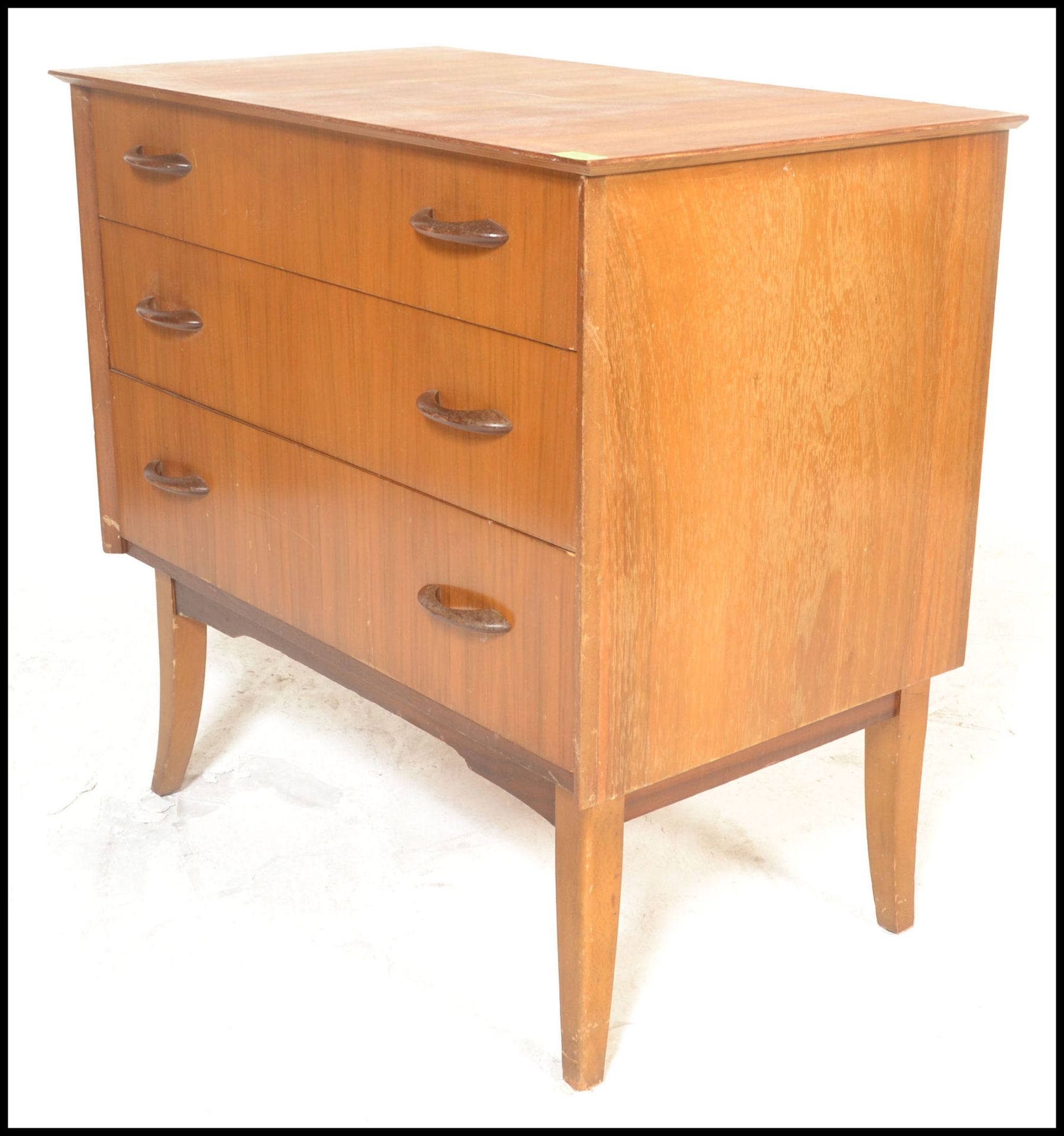 A retro 20th Century teak wood chest of three drawers, flared top raised on tapering supports, - Bild 7 aus 8