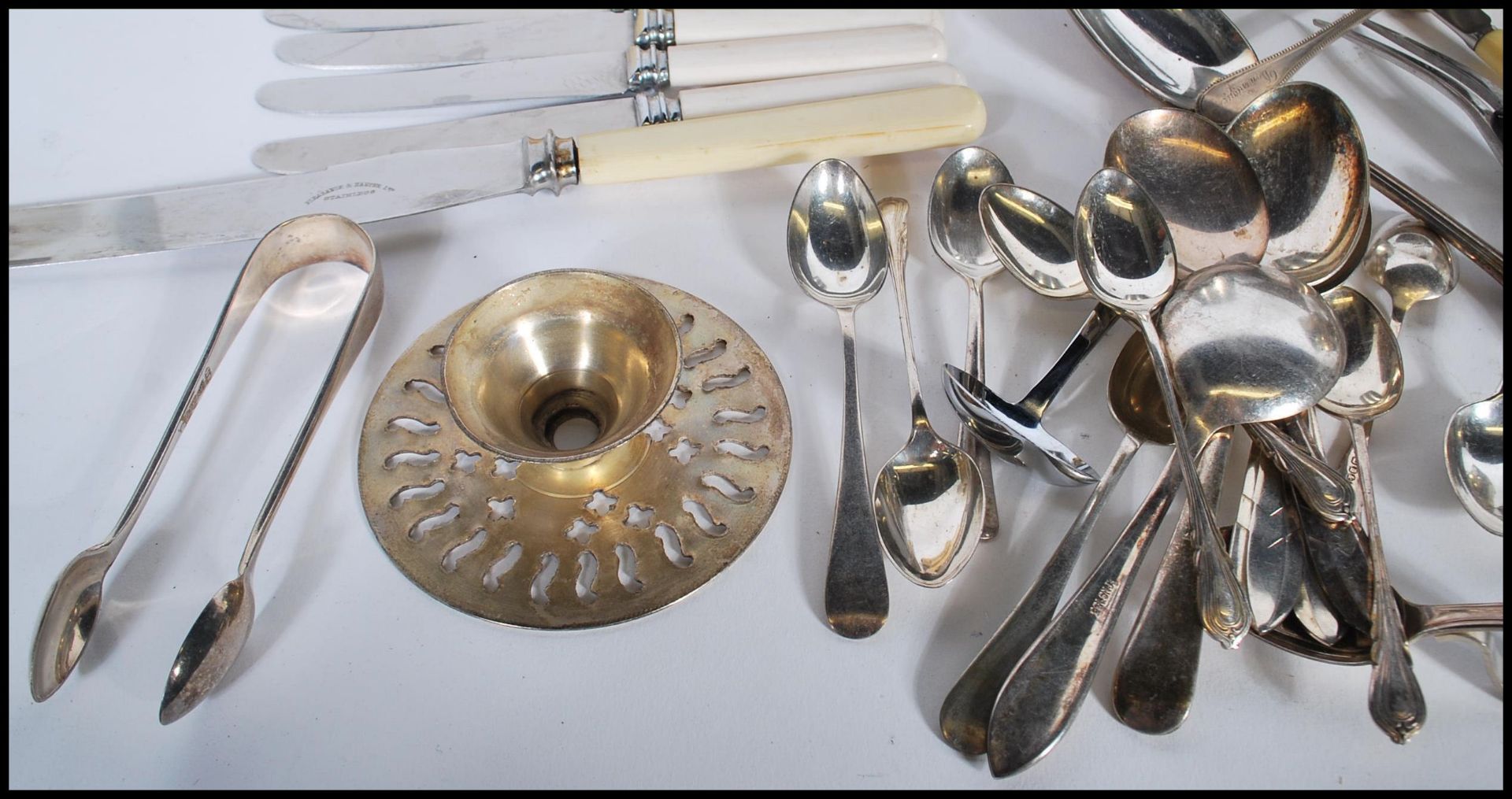 A collection of silver plate and pewter cutlery and table wear to include a good selection of - Bild 2 aus 11