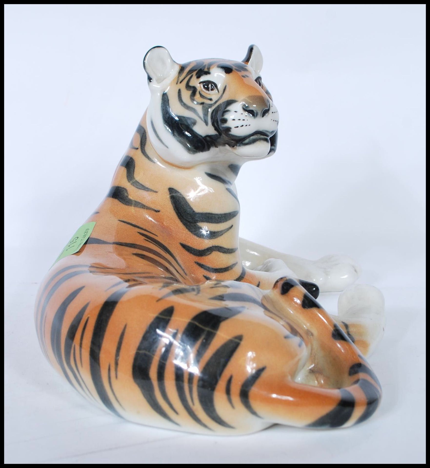 A large  20th century porcelain USSR / Russian porcelain figurine of a recumbent tiger being stamped - Bild 2 aus 7