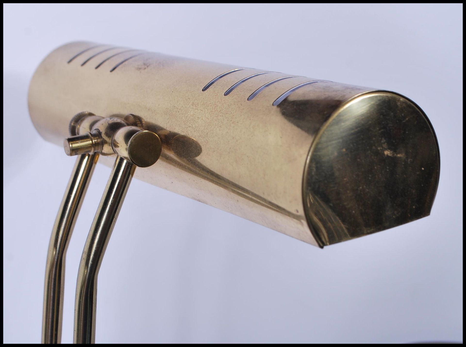 A vintage / retro 20th Century brass bankers desk lamp, having an adjustable brass shade raised on a - Bild 4 aus 5