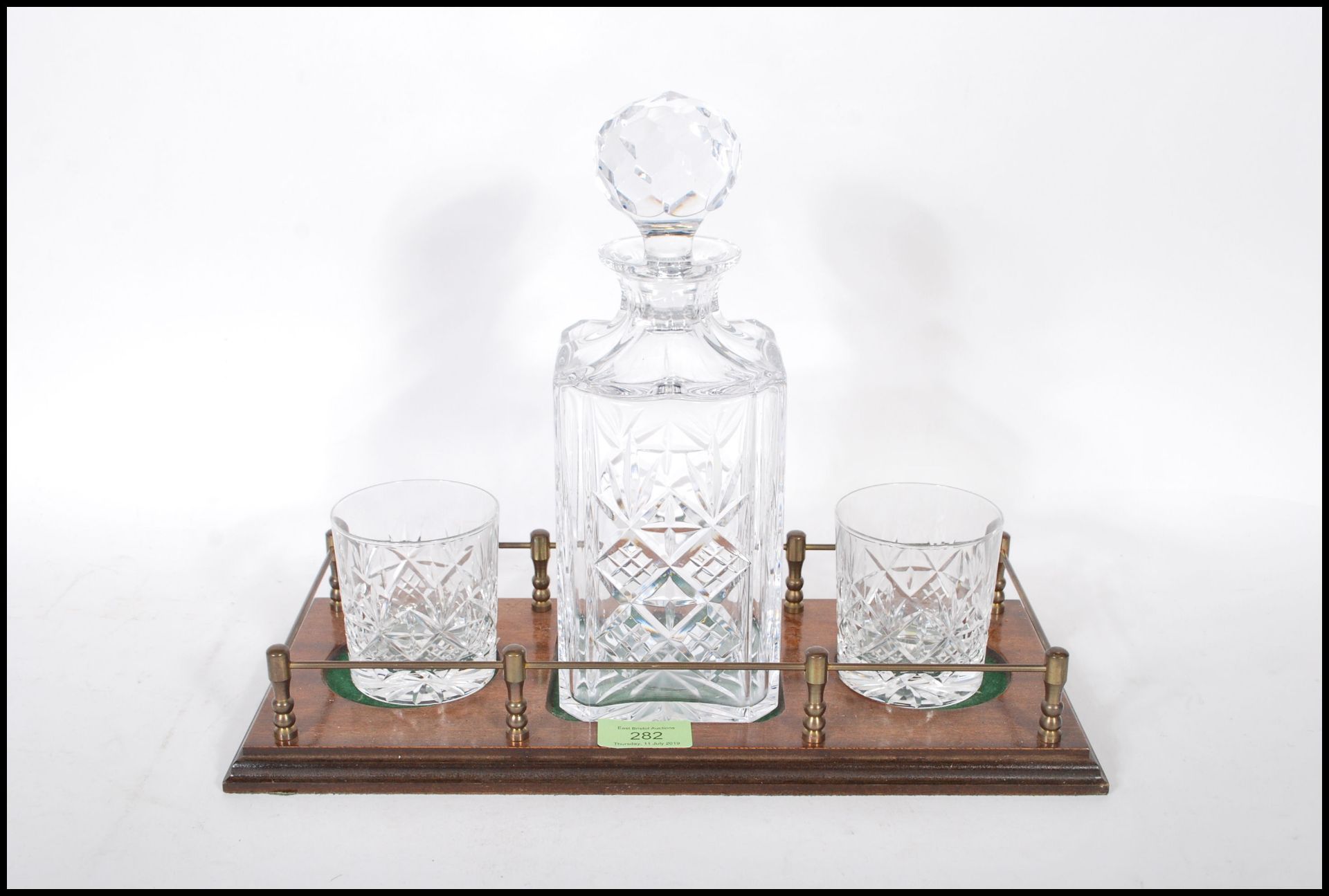 A vintage 20th Century cut glass decanter set having a stepped wooden base with a cut glass decanter - Bild 2 aus 8
