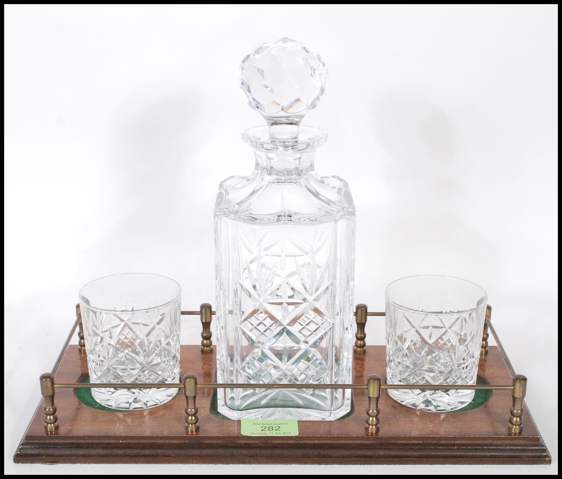 A vintage 20th Century cut glass decanter set having a stepped wooden base with a cut glass decanter - Bild 3 aus 8