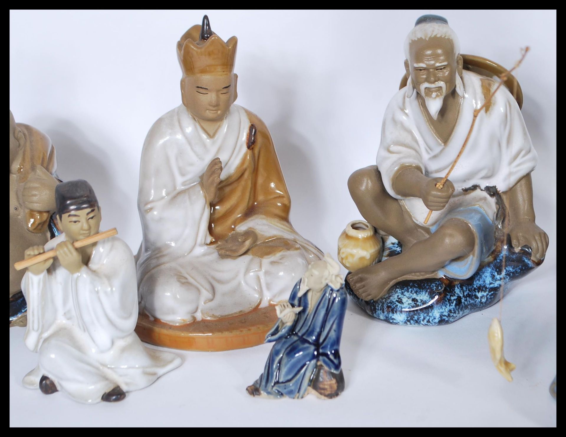 A group of Chinese figures made of light brown clay with some areas left natural and others - Bild 3 aus 7