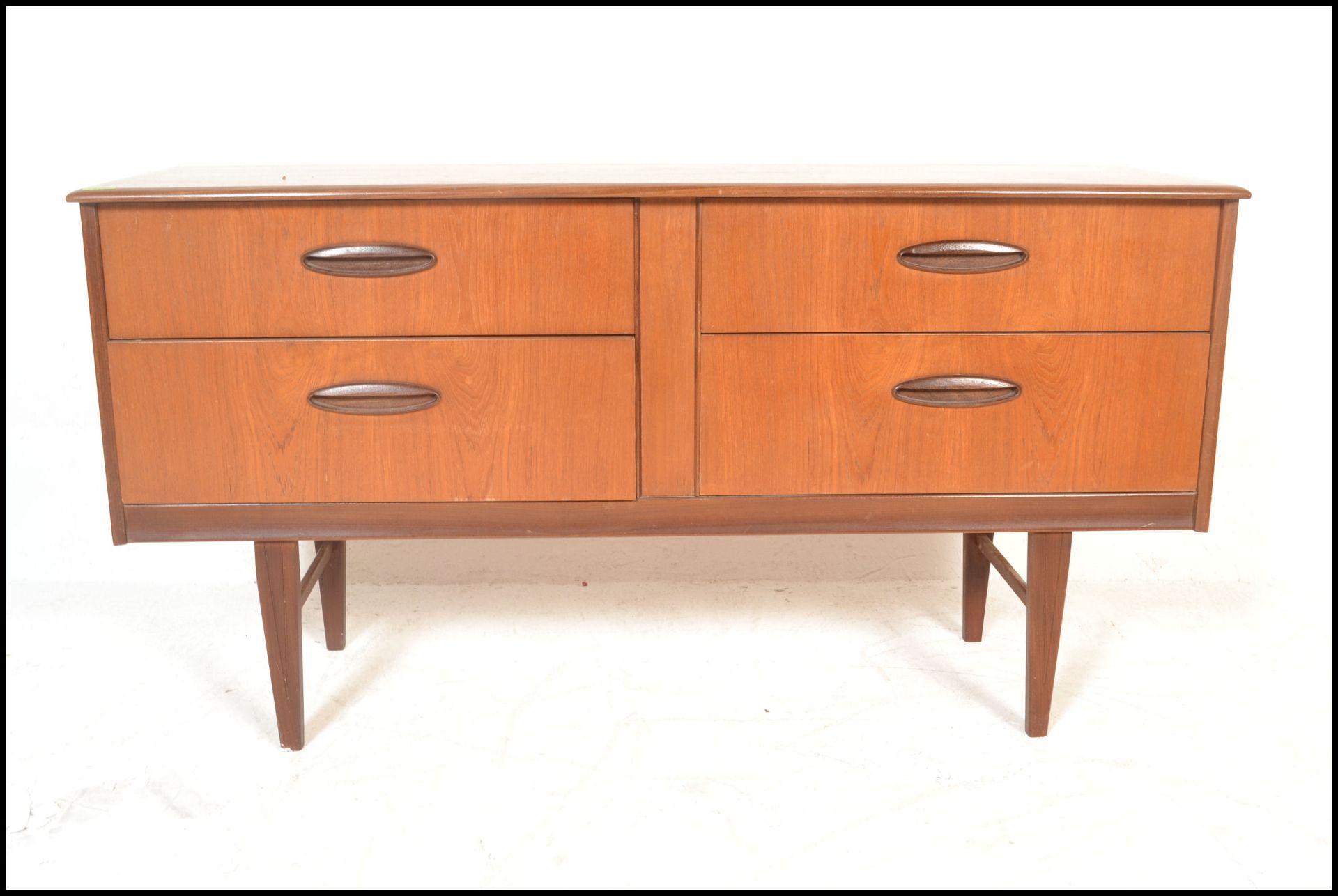 A retro 20th Century teak wood Danish inspired sideboard / credenza, having a twin bank of drawers - Bild 7 aus 7