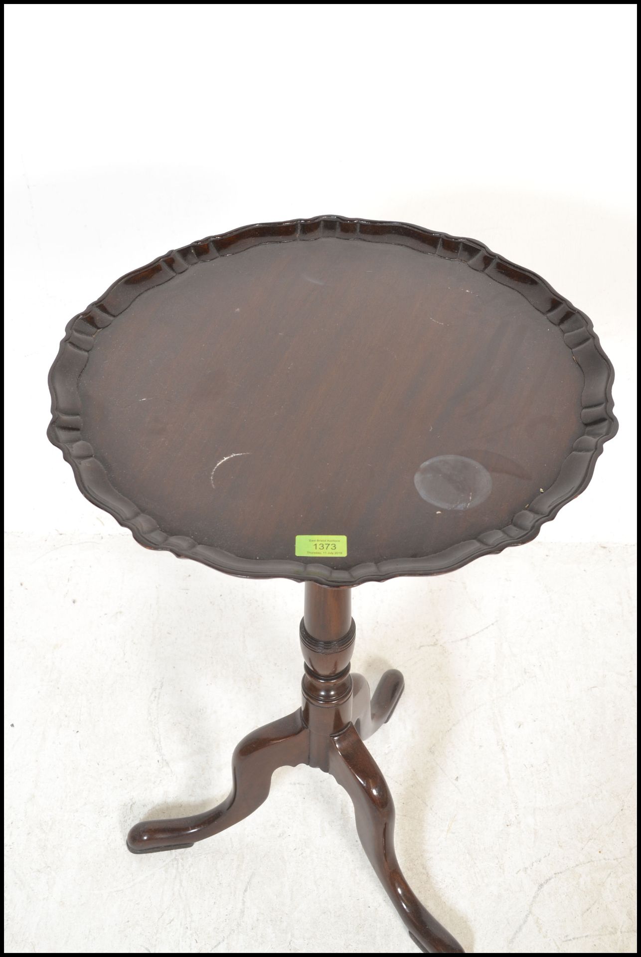 A 19th century mahogany wine table of good proportions. The tripod base with scrolled legs and - Bild 3 aus 4