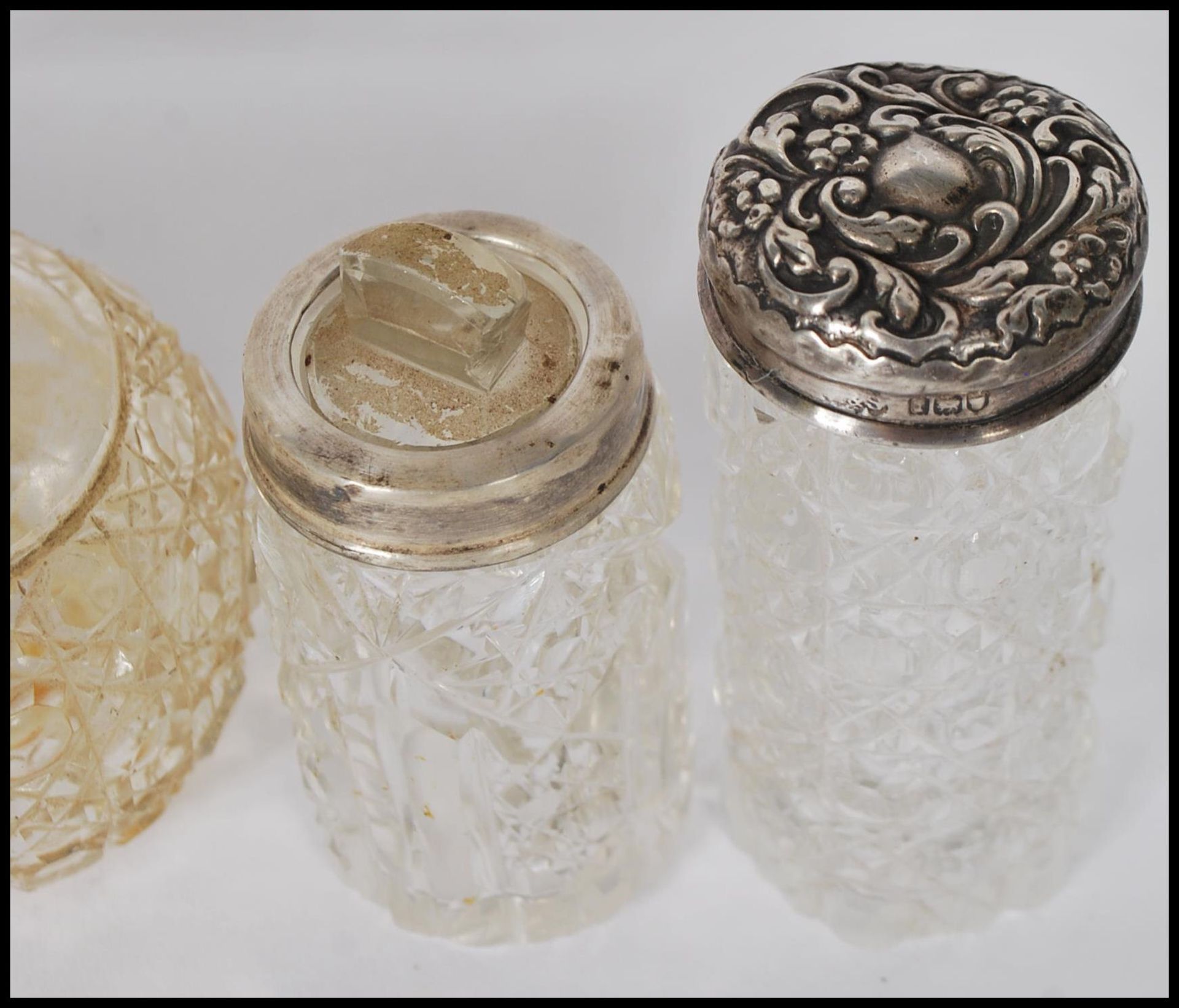 A group of early 20th Century silver topped and cut glass bodied dressing table pots, most having - Bild 10 aus 11