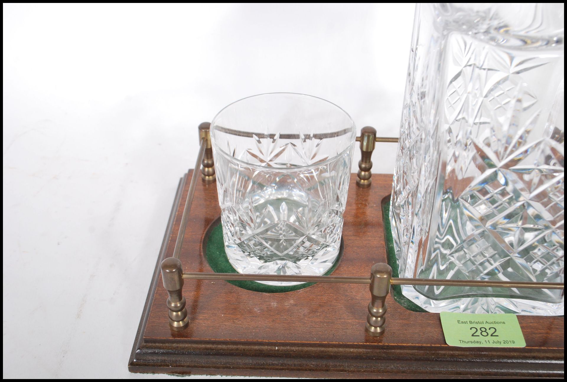 A vintage 20th Century cut glass decanter set having a stepped wooden base with a cut glass decanter - Bild 4 aus 8