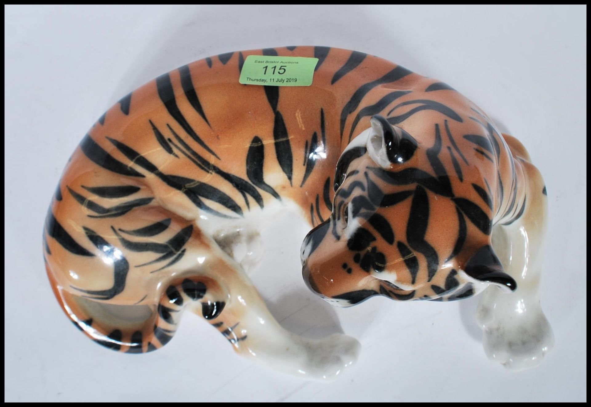 A large  20th century porcelain USSR / Russian porcelain figurine of a recumbent tiger being stamped - Bild 5 aus 7