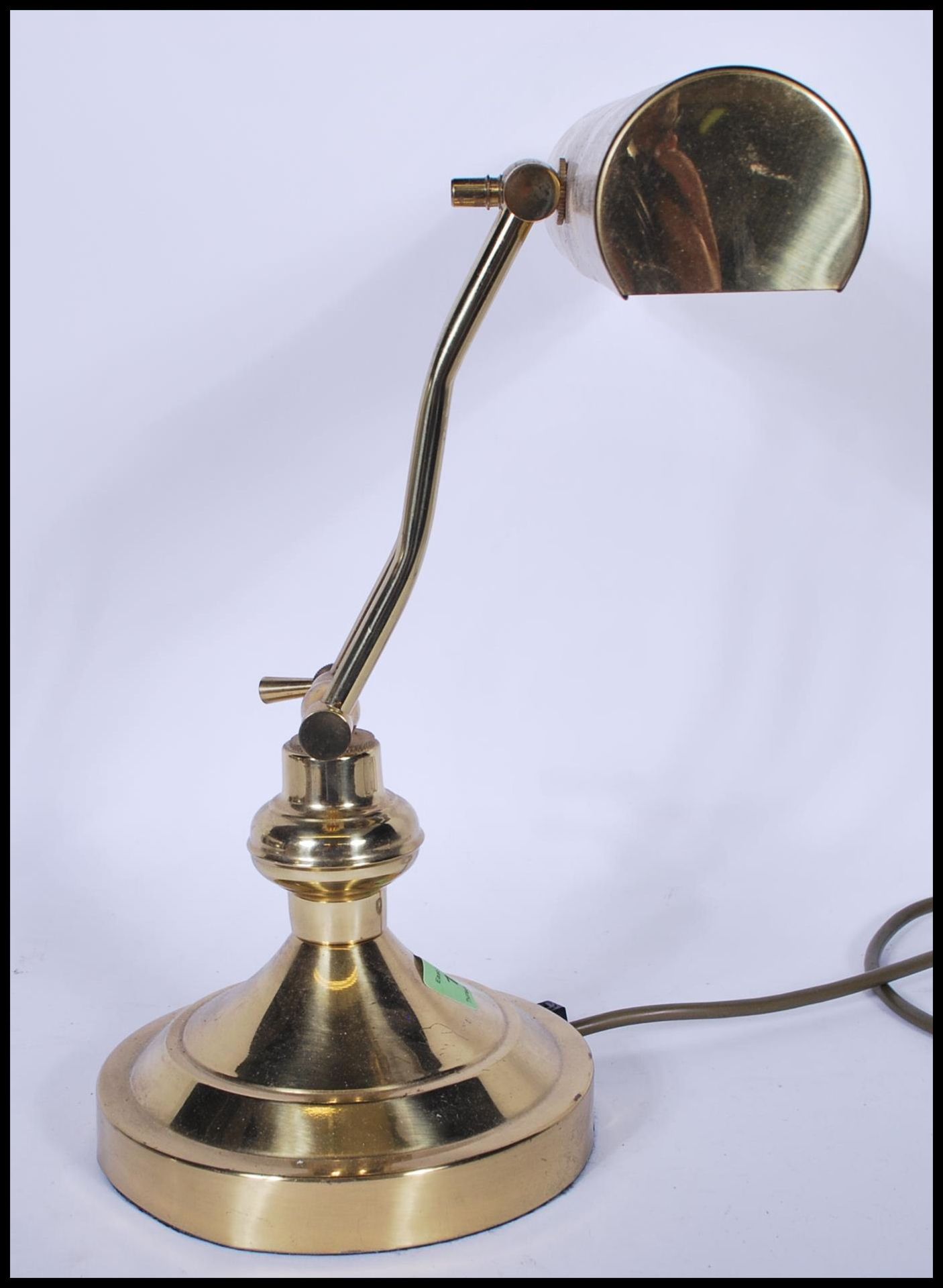 A vintage / retro 20th Century brass bankers desk lamp, having an adjustable brass shade raised on a - Bild 3 aus 5