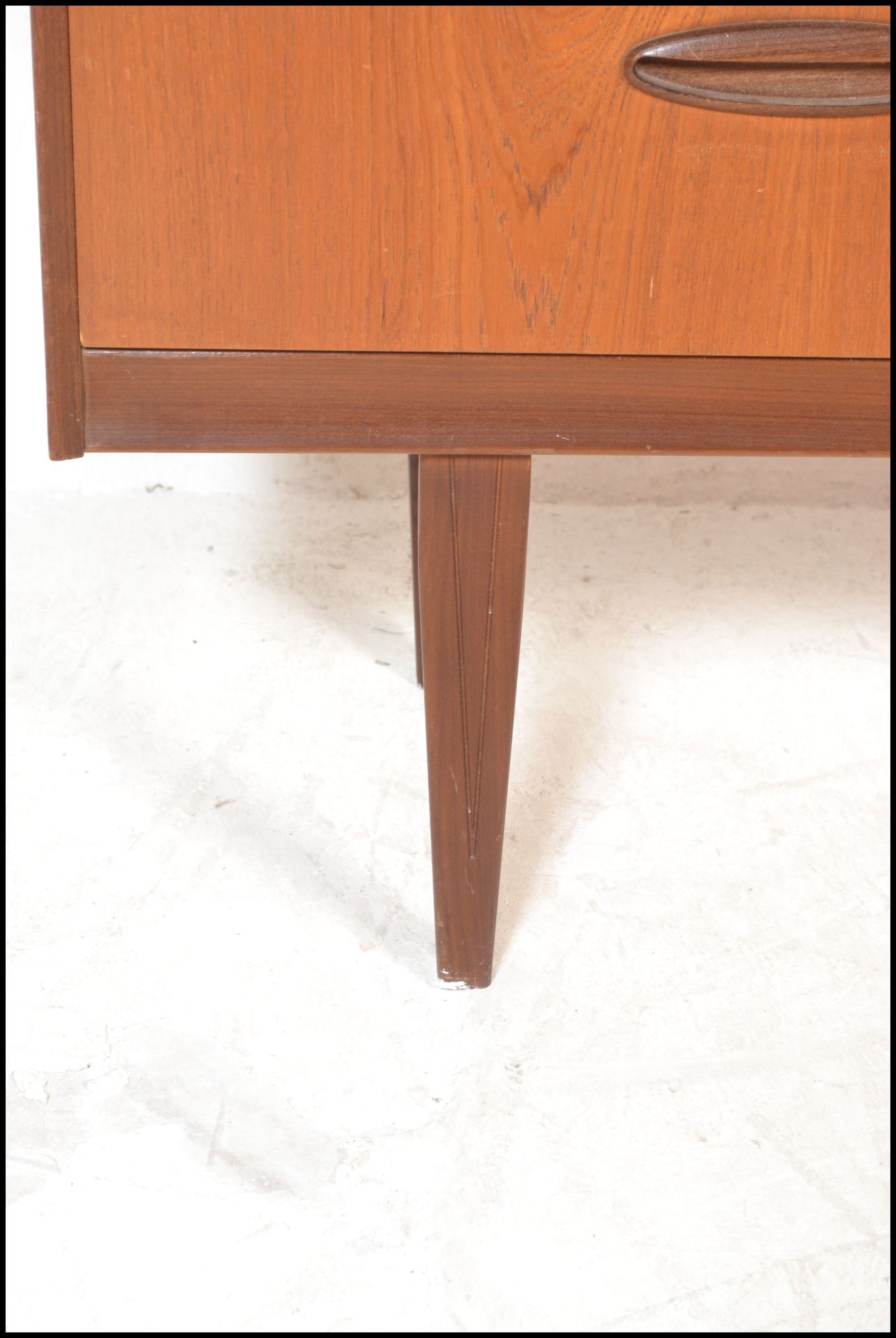A retro 20th Century teak wood Danish inspired sideboard / credenza, having a twin bank of drawers - Bild 6 aus 7